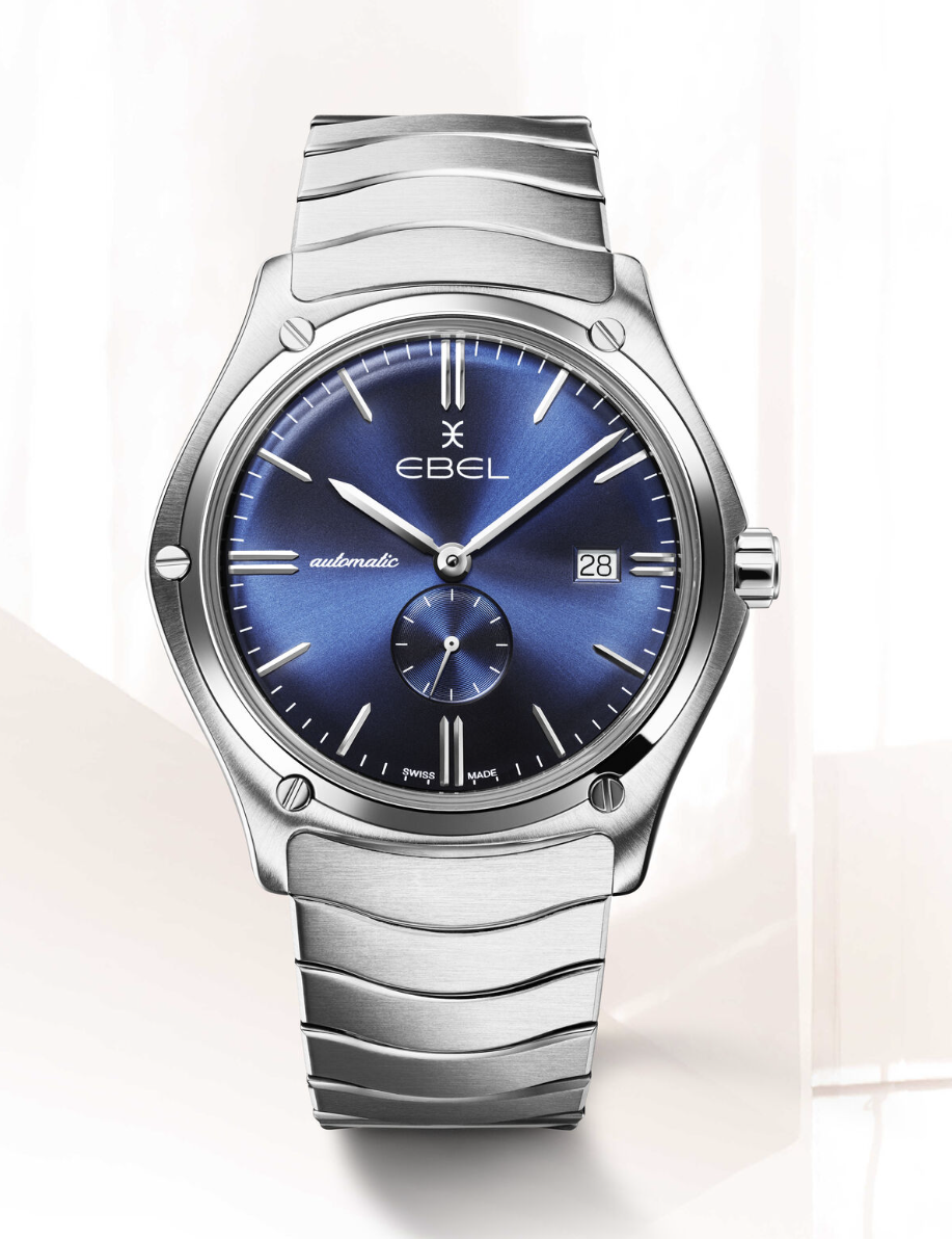 Herenhorloge EBEL Sport Classic, kast van roestvrij staal, Ø 42 mm, blauwe galvanische wijzerplaat met rhodium-geplateerde indexen, kastvormig saffierglas met antireflectie behandeling aan de onderkant, golfschakelband van roestvrij staal met vouwsluiting, automatisch Zwitsers uurwerk, waterbestendig tot 5 bar.