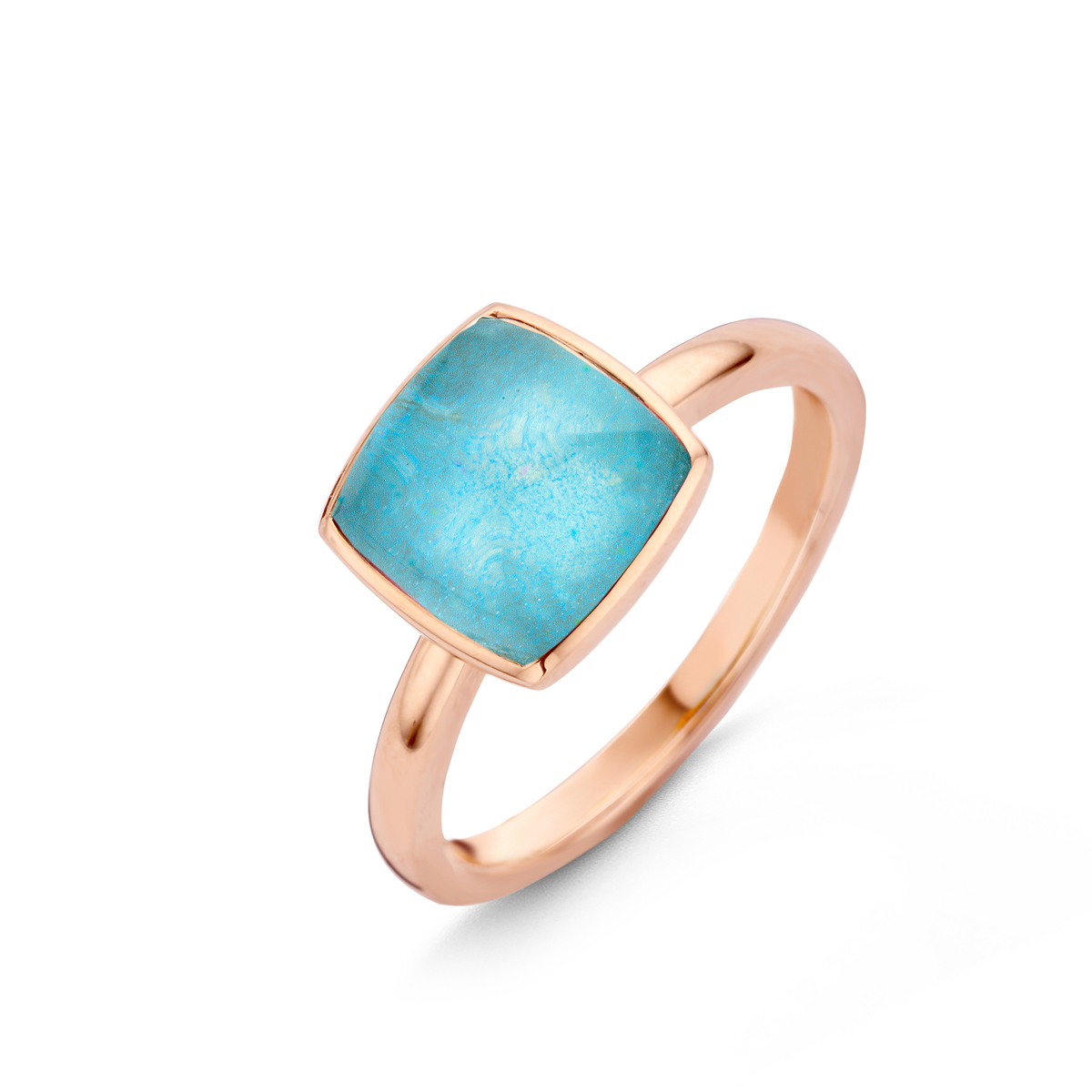 Deze prachtige Pantelleria Ring is gemaakt van 18 karaat rosé goud en is gezet met kwarts op amazoniet. Het unieke ontwerp en de schitterende edelstenen maken deze ring tot een echte eyecatcher. Draag deze ring solo voor een subtiele touch of combineer hem met andere sieraden voor een statement look. Een perfecte aanvulling op elke outfit!