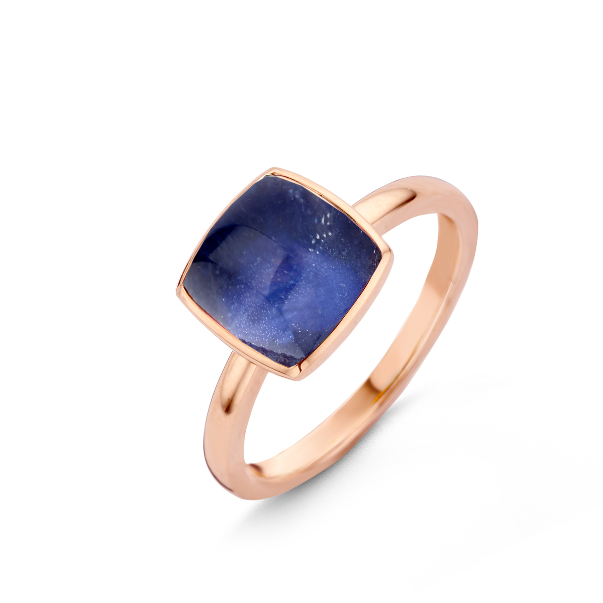 Deze prachtige ring van Pantelleria is gemaakt van 18 karaat roségoud en is gezet met bergkristal op sodaliet. De combinatie van de heldere kristallen en diepblauwe sodaliet creëert een elegante en stijlvolle uitstraling. Draag deze ring solo voor een subtiele look of combineer met andere roségouden sieraden voor een opvallende uitstraling. Een ware eyecatcher voor elke gelegenheid.