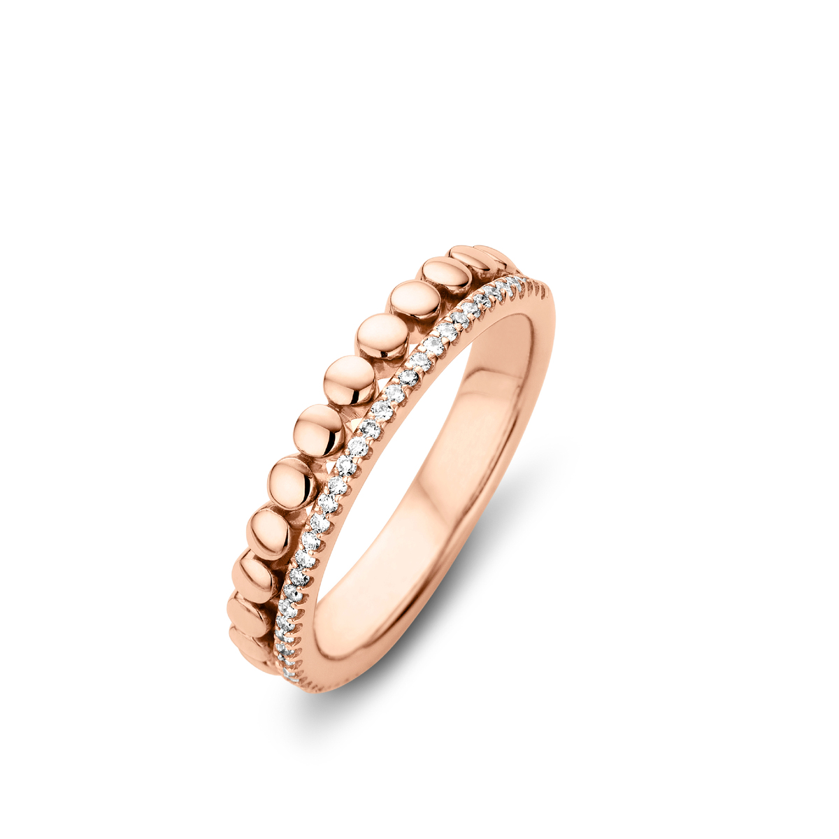 De Ischia Ring is een prachtig sieraad van 18 kt rosé goud met schitterende diamanten. De ring heeft een elegante en tijdloze uitstraling, perfect voor dagelijks gebruik of voor speciale gelegenheden. Draag deze ring solo voor een subtiele en verfijnde look, of combineer met andere gouden sieraden voor een luxe uitstraling. Een echte eyecatcher voor elke gelegenheid!