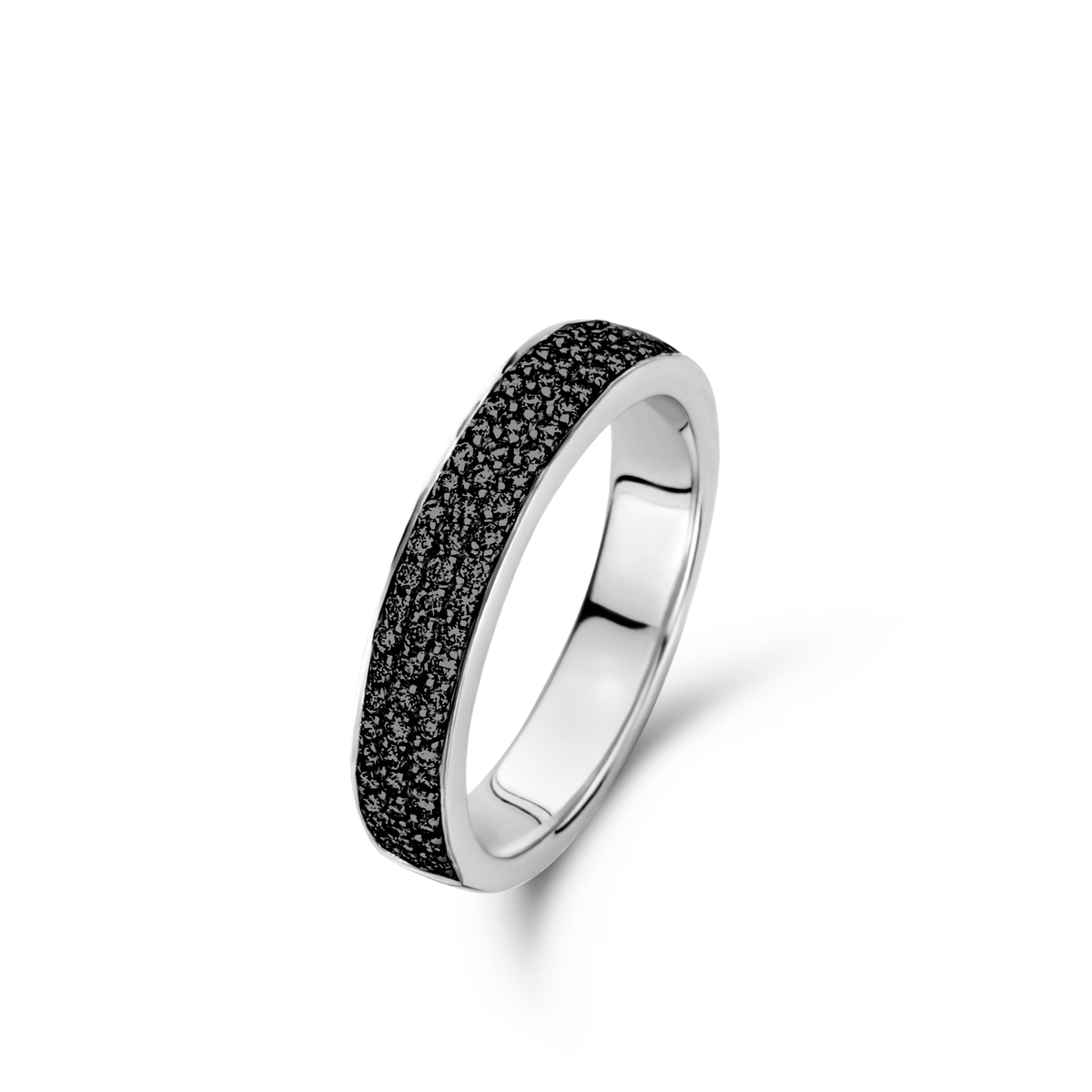 De Ischia Basics Ring is gemaakt van 18 karaat witgoud en is bezet met 79 zwarte diamanten. Deze ring is een tijdloos stuk dat zowel elegant als modern is. Het beste is om deze ring te dragen als een statementstuk op zichzelf, zodat de zwarte diamanten echt opvallen. Deze ring voegt een vleugje glamour toe aan elke outfit.