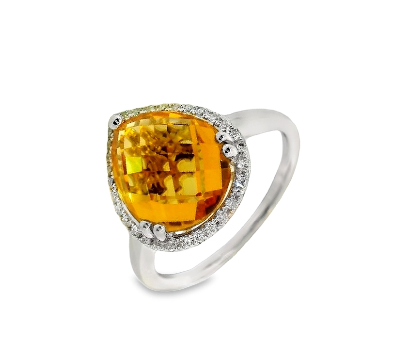 Deze ring van Louis Bros is vervaardigd uit 14 karaat witgoud (3.04 gr.) en is gezet met 32 briljant geslepen diamanten met een totaalgewicht van 0.11ct en 1 citrien 3.00 ct. 
Deze schitterende ring van witgoud heeft een opvallende ovale citrien als middelpunt, die direct de aandacht trekt met zijn warme, gouden glans. De citrien wordt omringd door een subtiele halo van diamanten die de ring extra sprankeling geeft en de edelsteen prachtig accentueert. De combinatie van het koele witgoud met de warme tint van de citrien en de schittering van de diamanten maakt deze ring tot een elegante en tijdloze keuze, perfect voor speciale gelegenheden of als luxueus statement in het dagelijks leven.
De ring is verkrijgbaar in meerdere afmetingen.