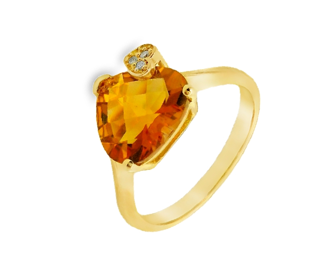 Deze ring van Louis Bros is vervaardigd uit 18 karaat geelgoud (2.88 gr.) en is gezet met 3 briljant geslepen diamanten met een totaalgewicht van 0.02ct en 1 citrien 2.40 ct. 
Deze elegante geelgouden ring straalt romantiek en warmte uit, met een hartvormige citriensteen als stralend middelpunt. De zonnige, warme kleur van de citrien wordt perfect aangevuld door de glans van het geelgoud, terwijl drie sprankelende diamanten aan weerszijden een verfijnde touch toevoegen. Deze ring is een subtiele maar krachtige uiting van stijl, ideaal om je look net dat beetje extra glans en kleur te geven.
De ring is verkrijgbaar in meerdere afmetingen.

