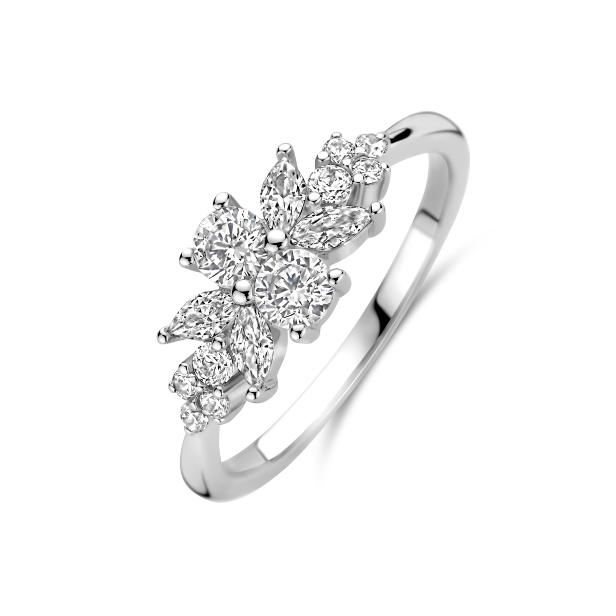 Gerhodineerd 925 zilveren ring uitgevoerd met zirkonia. De ring heeft een breedte van 7mm.