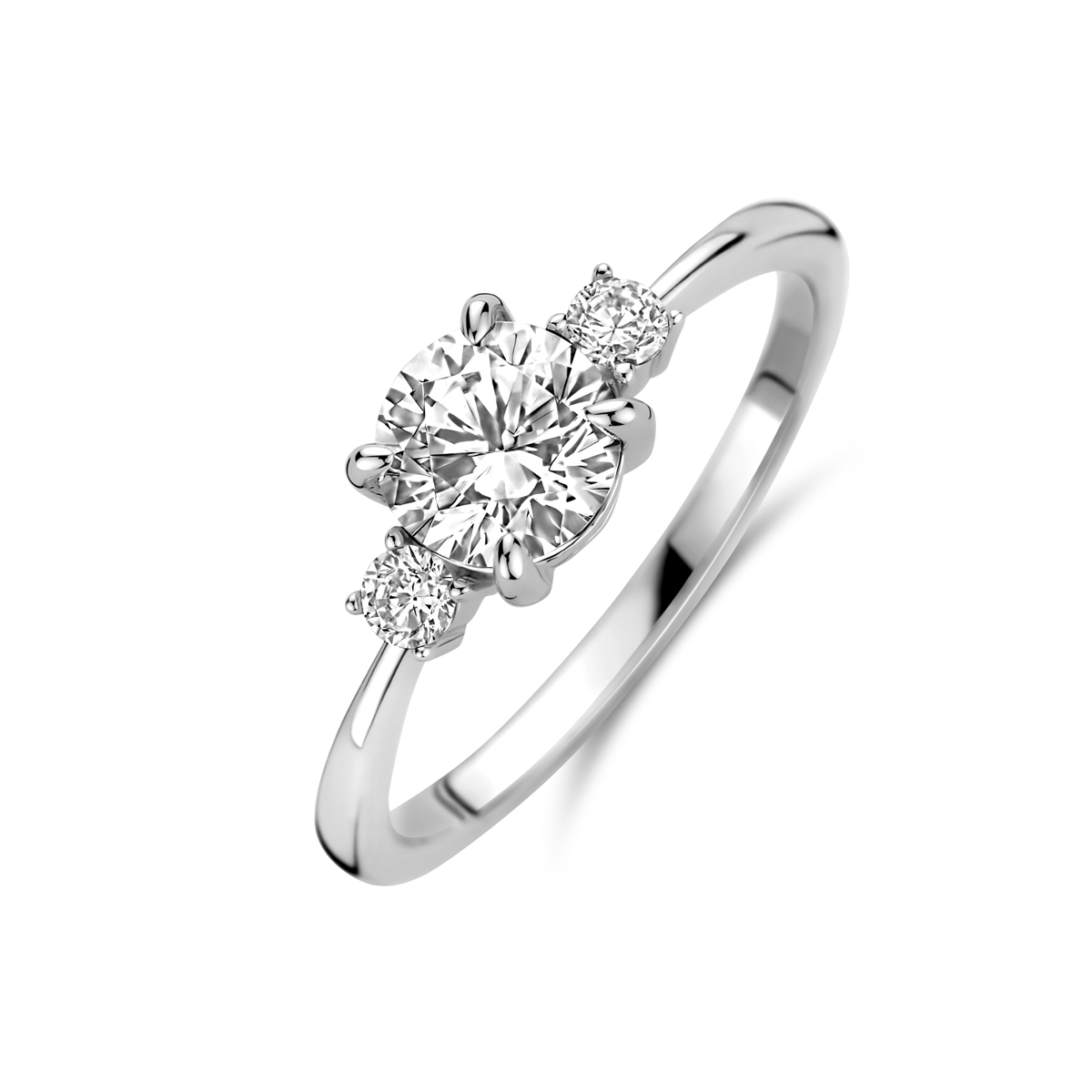 Gerhodineerd 925 zilveren ring uitgevoerd met zirkonia. De ring heeft een breedte van 6mm.
