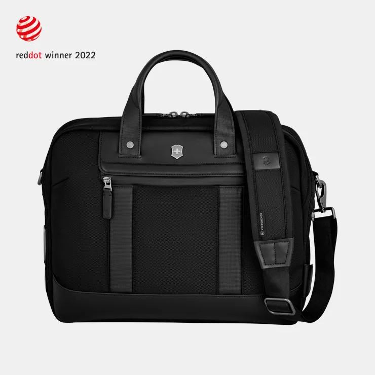 De werktas voor deze tijd. Mogen wij u voorstellen deze urban, innovatieve begeleider  voor de dagelijkse reis naar het werk.
Functionaliteit maakt deze tas tot een must-have.
Een voering welke bacterie groei  tegenhoud, 360 graden bescherming voor al uw elektronische equipment.
Maximale inpak ruimte ideaal voor naar kantoor of uw business trip.

Diep: 13 cm
Breed: 42 cm
Hoog: 31 cm
Gewicht: 0.8 kg

DETAILS
Artikelnummer: 653353
Material: Nylon/Leder
Stauraum: 16 l
Farbe: Schwarz