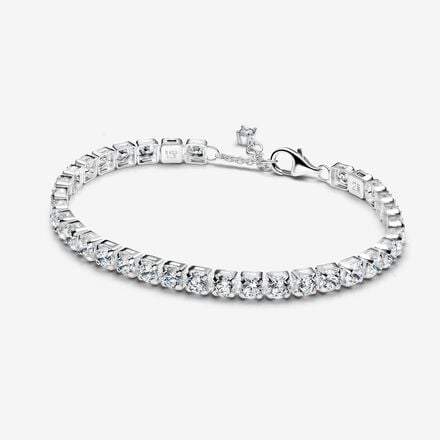 Onze vernieuwde klassieke tennisarmband is gemaakt van sterlingzilver en bezet met een rij van 34 sprankelende, ronde briljantgeslepen zirkonia's in klauwzetting. Dit sieraad is ontworpen om te gebruiken in laagjes en is door zijn grotere stenen erg geschikt om diepte toe te voegen aan je stapel. Draag hem het hele seizoen als sprankelend statement of pak hem in als een sprankelende verrassing voor degene van wie je houdt.