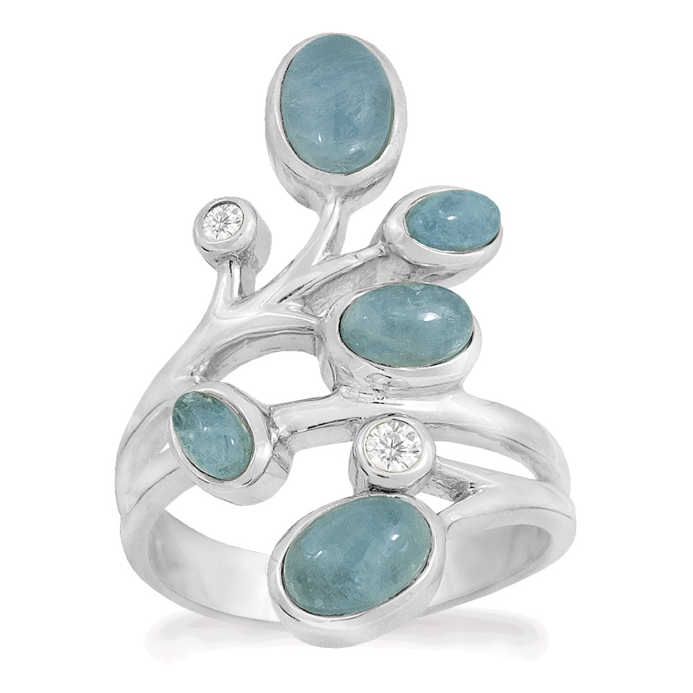 Deze sterling zilveren ring bevat prachtige aquamarijnen. Twee van 5 x 3 mm, twee van 7 x 5 mm en één van 6 x 4 mm. Tussen de aquamarijnen zitten een 2 mm ronde witte topaas en een 2,5 mm ronde witte topaas. De lengte van het element is +/- 3 cm.