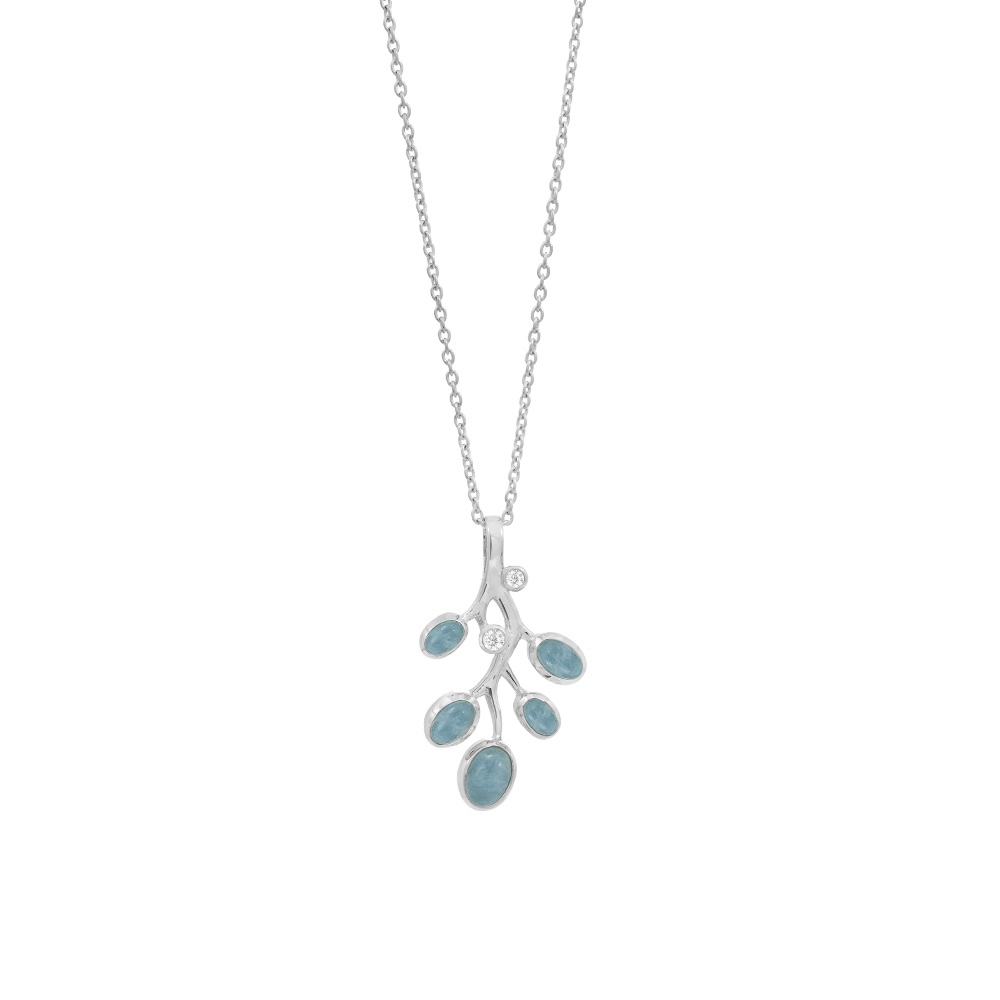 Deze sterling zilveren ketting heeft een prachtige hanger versierd met twee 5 x 3 mm, twee 6 x 4 mm en één 7 x 5 mm aquamarijn. Daarbij zitten er nog twee witte topazen van 2 mm en 2,5 mm op de hanger. De ketting kan op 45 en 50 cm gedragen worden. De afmeting van de hanger is +/- 1,9 cmm breed en +/- 3,2 cm lang.
