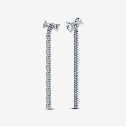 Voeg een toef vol licht toe aan je look met de druppelvormige oorbellen met pavé en strik. Dit veelzijdige sieraad is aan de bovenzijde afgewerkt met facetgeslepen stenen die een strik vormen, met daaronder en een rij sprankelend pavé voor extra glans. Dit opvallende paar is gemaakt van sterlingzilver. De strik is een symbolisch motief dat iets toevoegt aan iedere outfit, perfect voor minimalistische outfits én speciale gelegenheden.