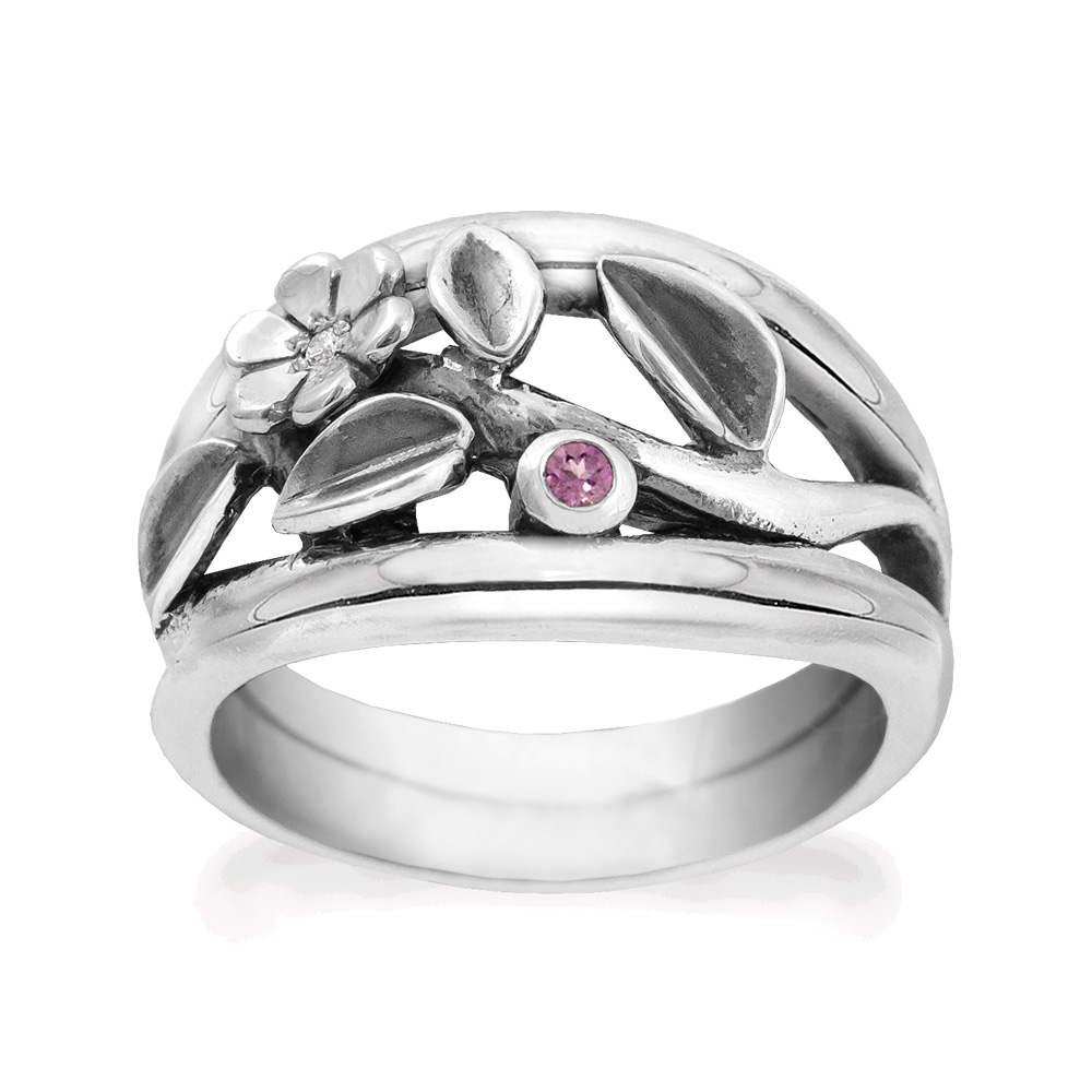 Deze sterling zilveren ring is versierd met geoxideerde blaadjes, een 2 mm ronde gefacetteerde roze toermalijn en een 2 mm ronde zirkonia.