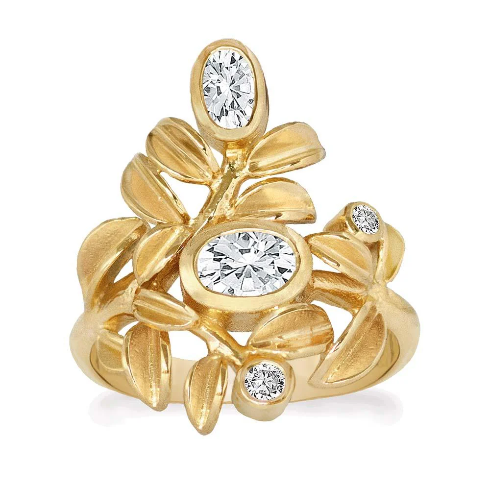 Deze geel goud vergulde ring bevat een witte topaas van 6 x 4 mm, 5 x 3 mm en twee ronde witte topazen van 2,5 mm en 2 mm. De stenen zijn omringd door geel goud vergulde blaadjes.