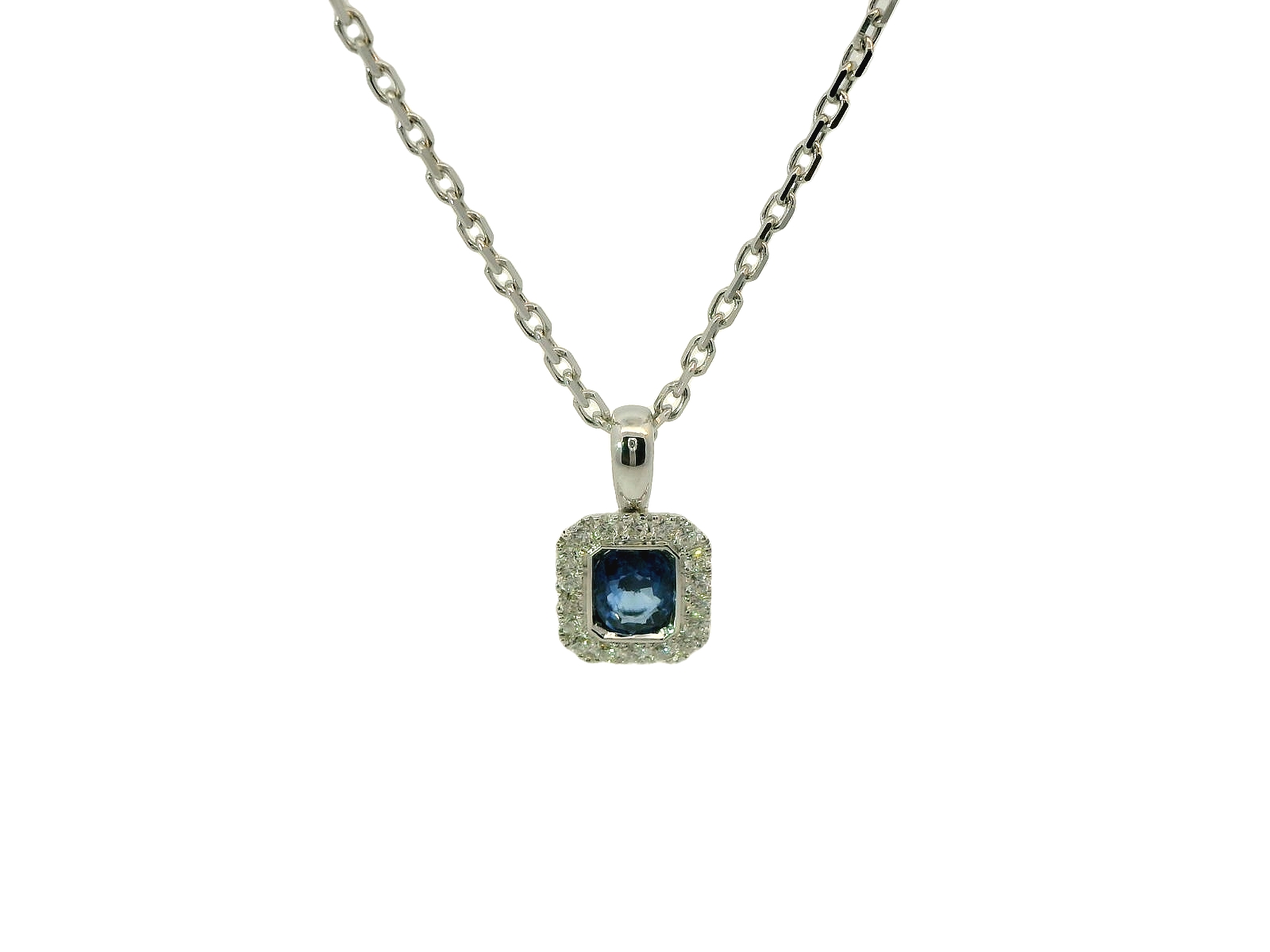 Deze hanger (inclusief collier) van Louis Bros is vervaardigd uit 14 karaat witgoud (3.46 gr.) en is gezet met 1 saffier 0.25ct en 18 briljant geslepen diamanten met een totaalgewicht van 0.10 ct. 
Deze prachtige witgouden hanger met collier straalt pure elegantie uit. In het midden schittert een diepe, blauwe saffier, omringd door een halo van fijne diamanten die de kleur van de saffier prachtig accentueren. De combinatie van het koele witgoud, de rijke tint van de saffier en de sprankelende diamanten maakt dit sieraad tot een verfijnd en tijdloos pronkstuk, ideaal voor speciale gelegenheden of als luxueuze aanvulling op je dagelijkse look.