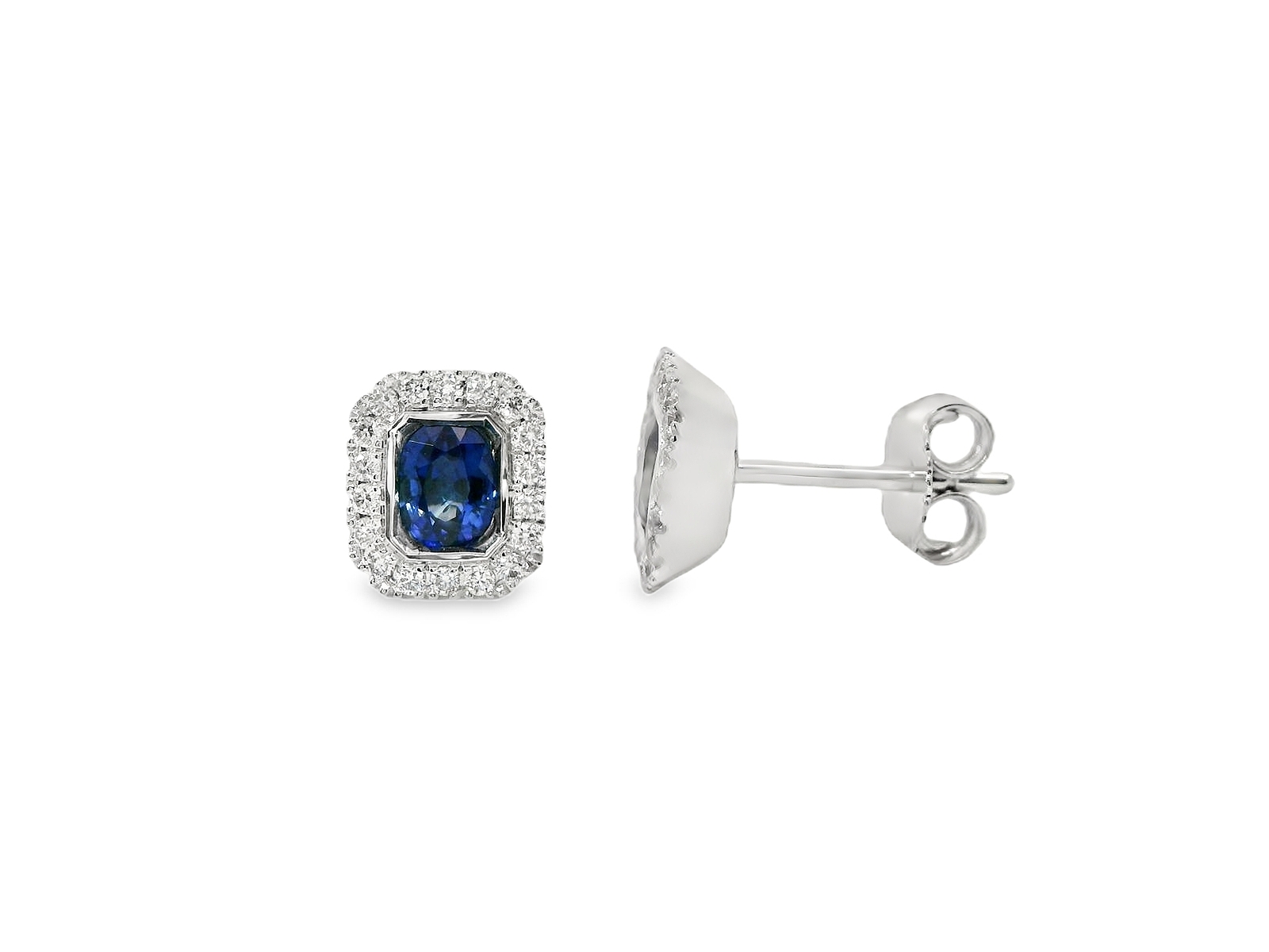 Deze oorstekers van Louis Bros zijn vervaardigd uit 14 karaat witgoud (1.83 gr.) en zijn gezet met 34 briljant geslepen diamanten met een totaalgewicht van 0.15ct. En 2 saffier 1.00ct.
Deze verfijnde oorstekers hebben een prachtige, diepblauwe saffier als middelpunt, omringd door een halo van fonkelende diamanten. De combinatie van de rijke saffier en de sprankelende diamanten creëert een elegante uitstraling die zowel klassiek als tijdloos is. Deze oorbellen voegen een luxueuze, stijlvolle touch toe aan elke look, ideaal voor speciale gelegenheden.