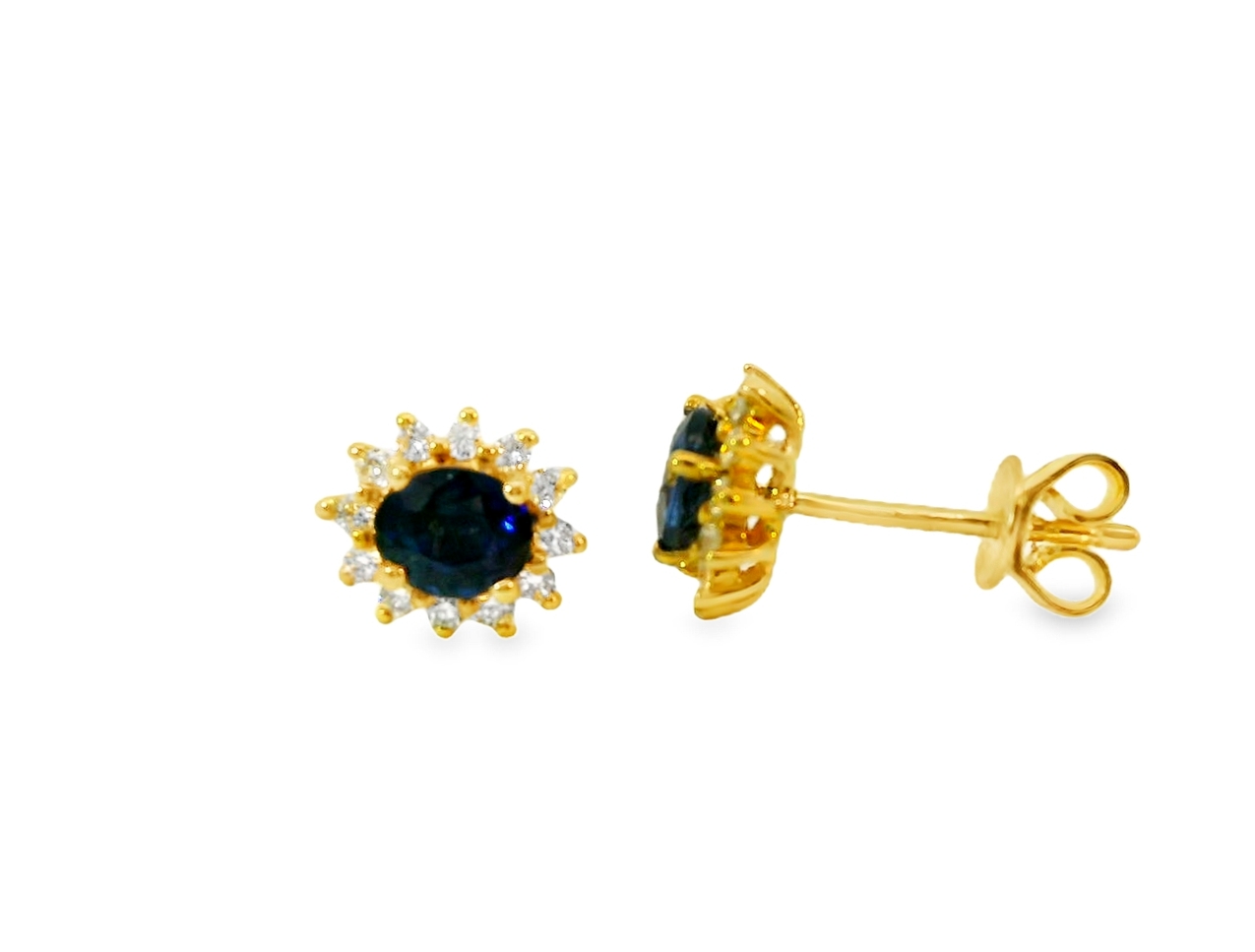 Deze oorstekers van Louis Bros zijn vervaardigd uit 14 karaat geelgoud (2.16 gr.) en zijn gezet met 24 briljant geslepen diamanten met een totaalgewicht van 0.27ct. En 2 saffier 1.24ct.