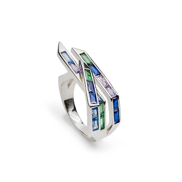Zilveren ring met gekleurd zirkonia in blauwtinten.
