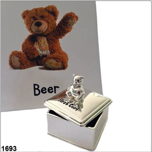 Dit Beer verzilverde haarlokdoosje is perfect voor het bewaren van de eerste lokken haar van je pasgeboren baby. Het doosje is gedetailleerd versierd met een schattig beerontwerp en heeft een luxe uitstraling. Draag het doosje aan een ketting als een unieke en persoonlijke hanger, of bewaar het veilig in een speciale lade. Een prachtig cadeau voor kersverse ouders!