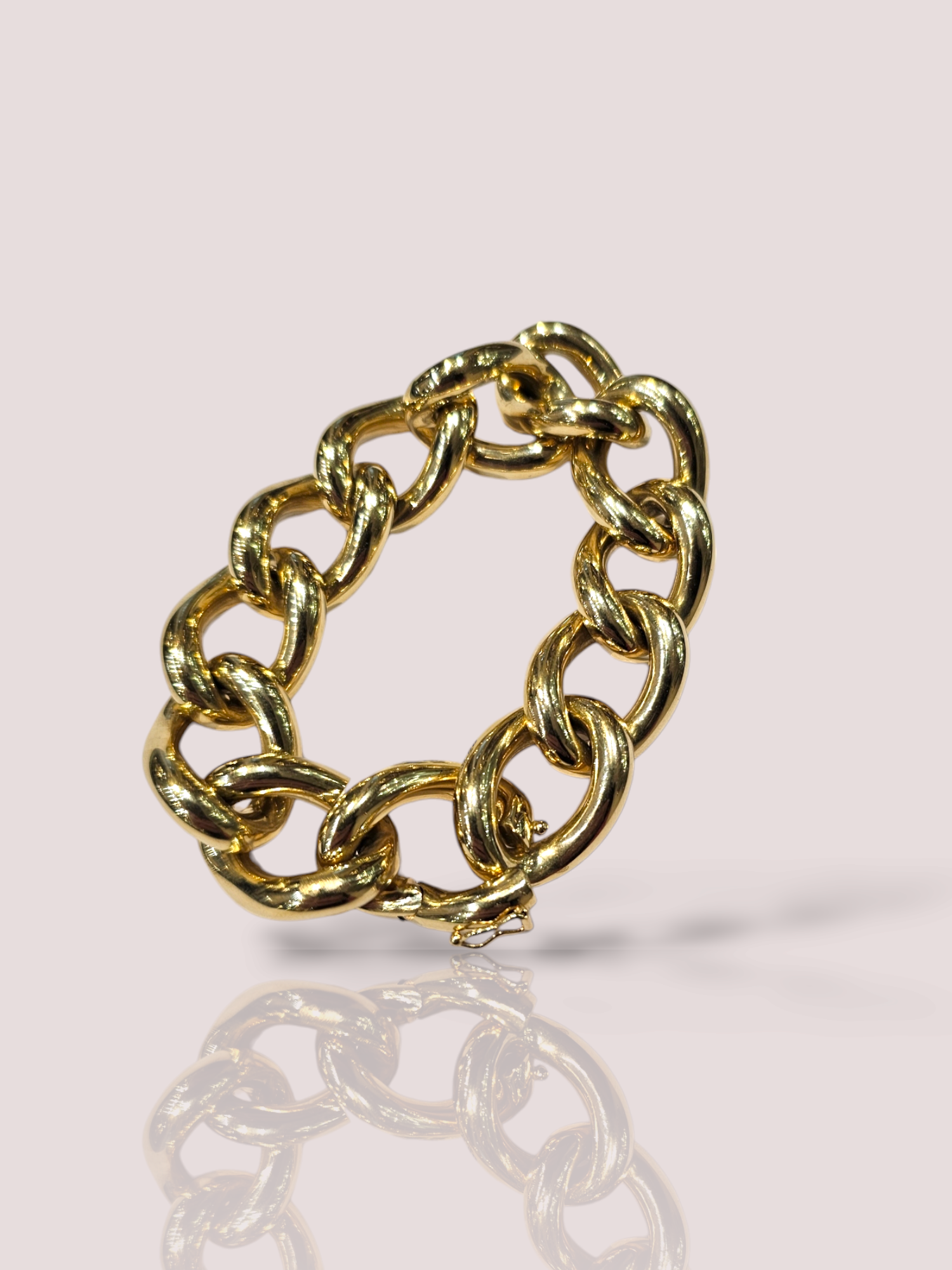 Deze prachtige House of Bruens armband is gemaakt van 14 karaat geel goud en heeft een elegante Cuban schakel. De perfecte accessoire om je outfit mee af te maken! Draag deze armband alleen voor een subtiele touch of combineer hem met andere armbanden voor een trendy layered look. Een tijdloos stuk dat past bij elke gelegenheid. De armband is 20 cm lang en weegt 42,64 gram. De armband bestaat uit 12 dikke schakels.