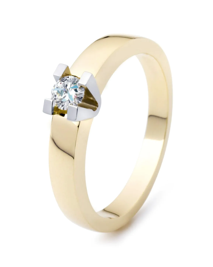 14 Karaat geelgouden ring met een briljant geslepen diamant van 0,03 ct. gezet in een vierpotige witgouden chaton zetting. De ring is hoogglans afgewerkt en verloopt geleidelijk van breed naar smal.