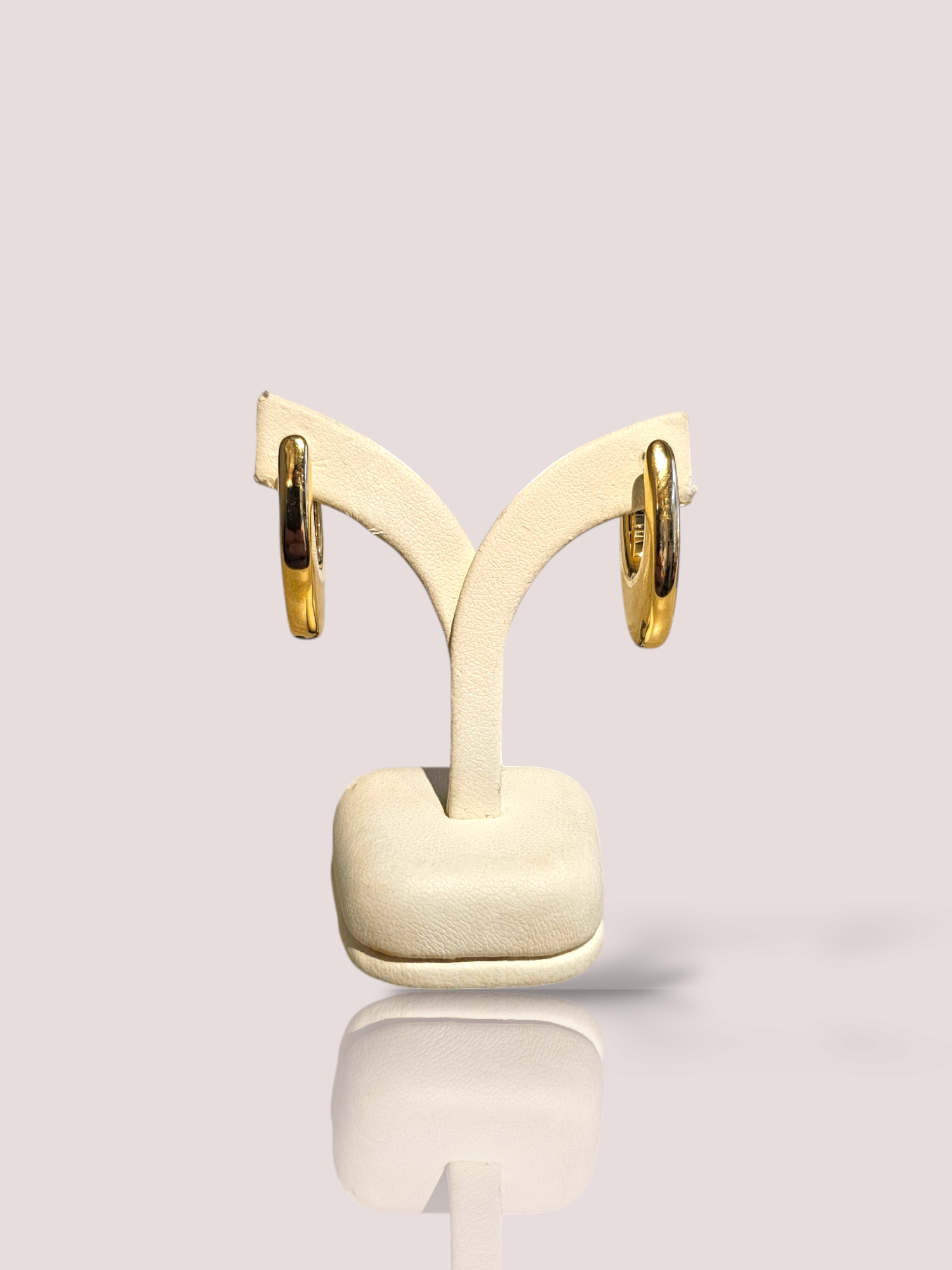 Deze prachtige 18k geel gouden ovale oorstekers zijn perfect voor een elegante en stijlvolle look. De oorbellen hebben een tijdloos design en zijn geschikt voor elke gelegenheid. Draag ze alleen voor een subtiele uitstraling of combineer ze met andere gouden sieraden voor een luxueuze look. Met deze oorstekers voeg je direct wat glamour toe aan je outfit! De oorhangers zijn 2,8 cm lang.