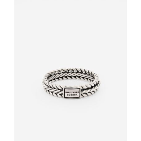 De Nurul XS ring is de smallere variant van de populaire Nurul ring. Twee gezichten in één krachtige creatie. Aan de ene kant stevig en sterk en aan de andere kant verfijnd en met veel detail. Een duurzame, handgemaakte sterling zilveren ring die tijdloos is en echt vakmanschap laat zien! Ontworpen in Amsterdam en vervaardigd in Zuidoost Azië. Ben jij klaar om een nieuw hoofdstuk te beginnen met deze ring?
