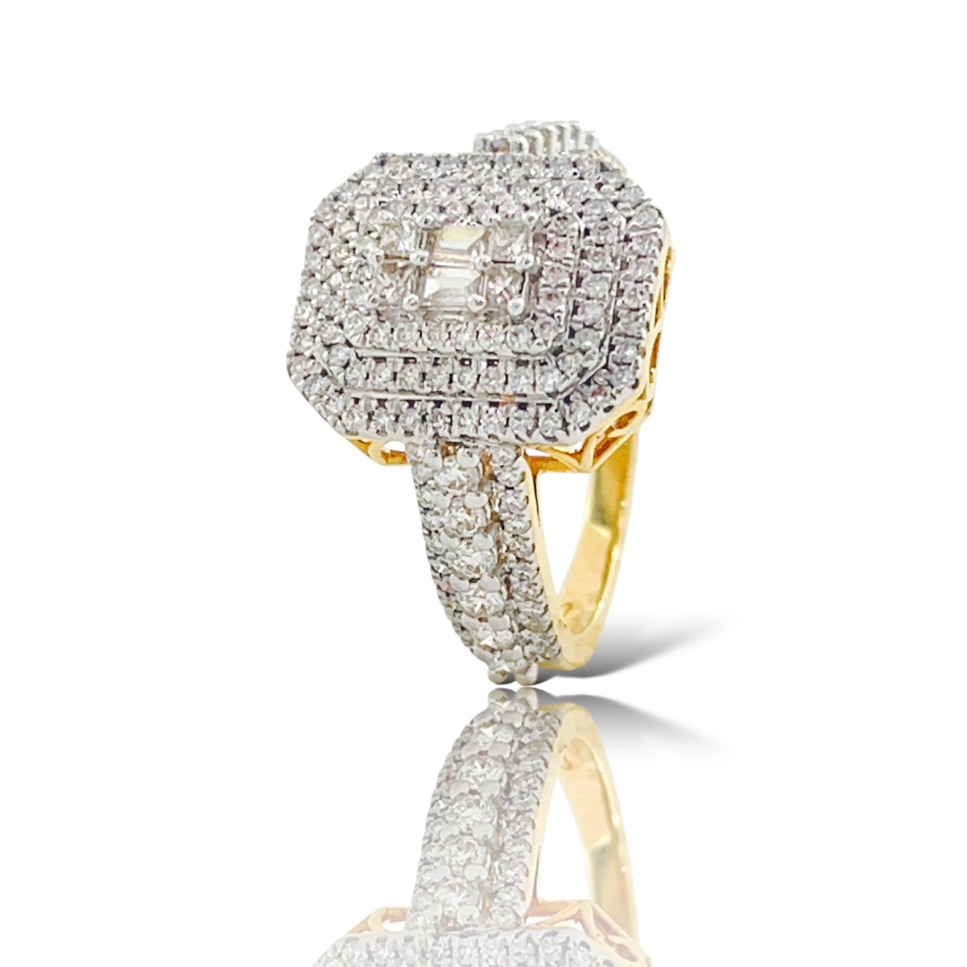 Deze prachtige luxe diamanten ring is gemaakt van hoogwaardige materialen en straalt pure elegantie uit. De ring is voorzien van fonkelende diamanten die een subtiele glans toevoegen aan elke outfit. 