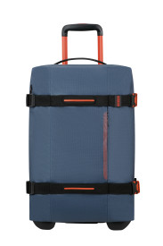 De Urban Track Duffle/WH S Coated Navy Orange 150027-6032 is voorzien van een ruim hoofdvak en verschillende handige vakken voor het organiseren van je bagage. De verstelbare schouderband zorgt voor optimaal draagcomfort. Draag de tas over je schouder of gebruik de stevige handvatten om hem in de hand te dragen. Perfect voor een weekendje weg of als sporttas. Maak je reis compleet met deze stijlvolle dufflebag!

Hoogte 55cm x breed 35 x 20 diep
