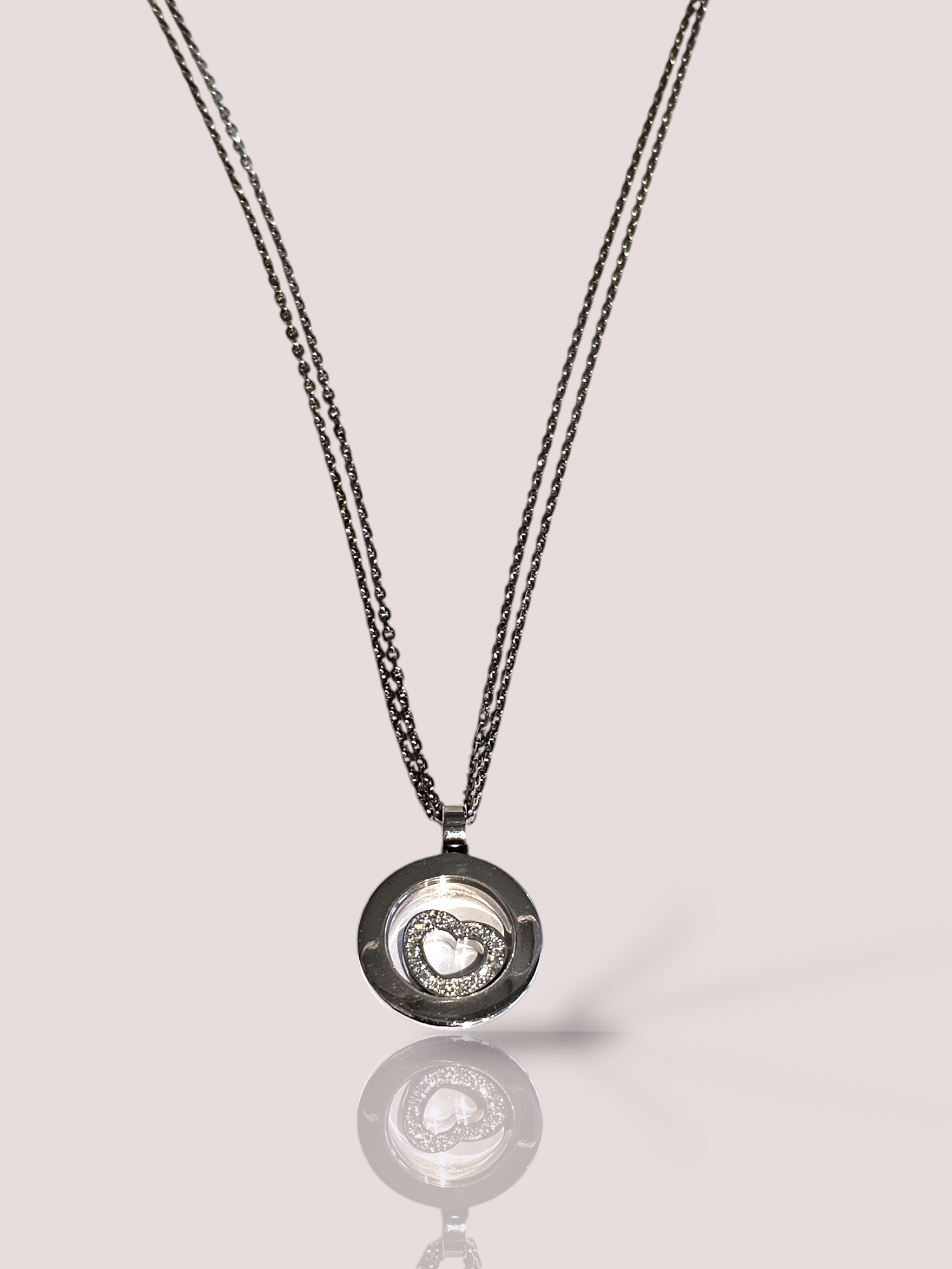 Dit prachtige vintage Chopard 18k witgouden collier met Happy Diamonds en hart is voorzien van een uniek en tijdloos ontwerp. De collier kan op verschillende manieren gedragen worden, bijvoorbeeld als statement piece bij een avondoutfit of als verfijnde toevoeging aan een dagelijkse look. Mix en match met andere sieraden voor een persoonlijke touch. Maak een fashion statement met dit schitterende juweel!

Het collier is voorzien van een dubbele ketting en is 44 cm lang.