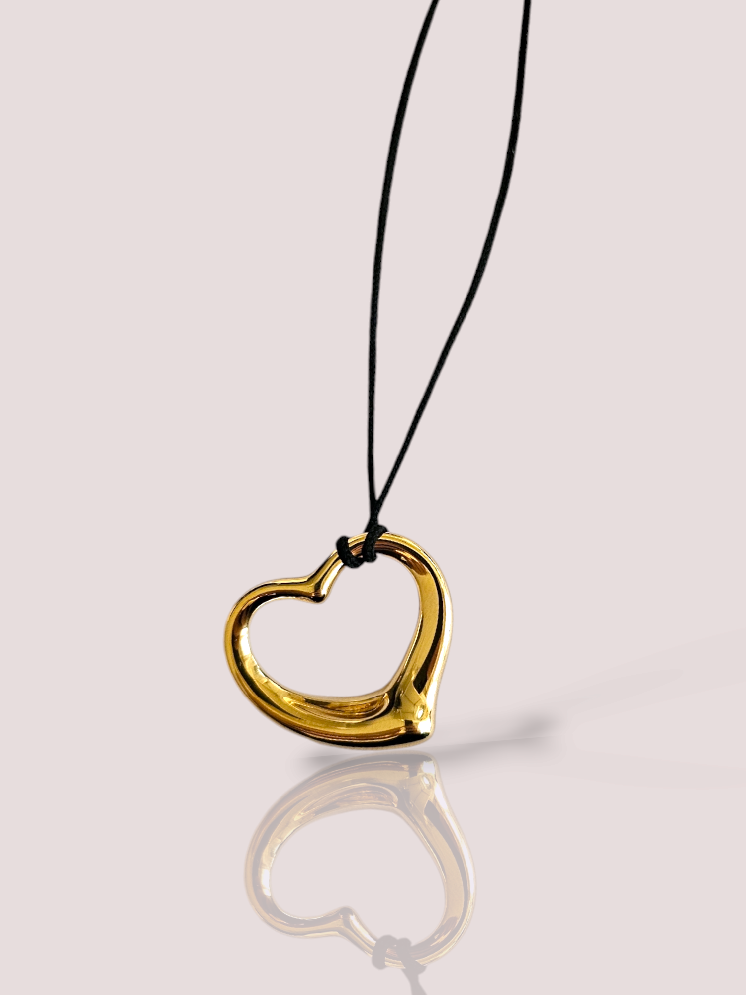Deze prachtige vintage Tiffany & Co 18 karaat Elsa Peretti hart ketting is een tijdloos en elegant sieraad dat perfect is voor dagelijks gebruik of speciale gelegenheden. Het hartvormige hangerontwerp geeft een liefdevolle uitstraling. Draag deze ketting op zichzelf voor een verfijnde look of combineer hem met andere kettingen voor een trendy gelaagde stijl. Deze ketting is een prachtige toevoeging aan elke sieradencollectie.