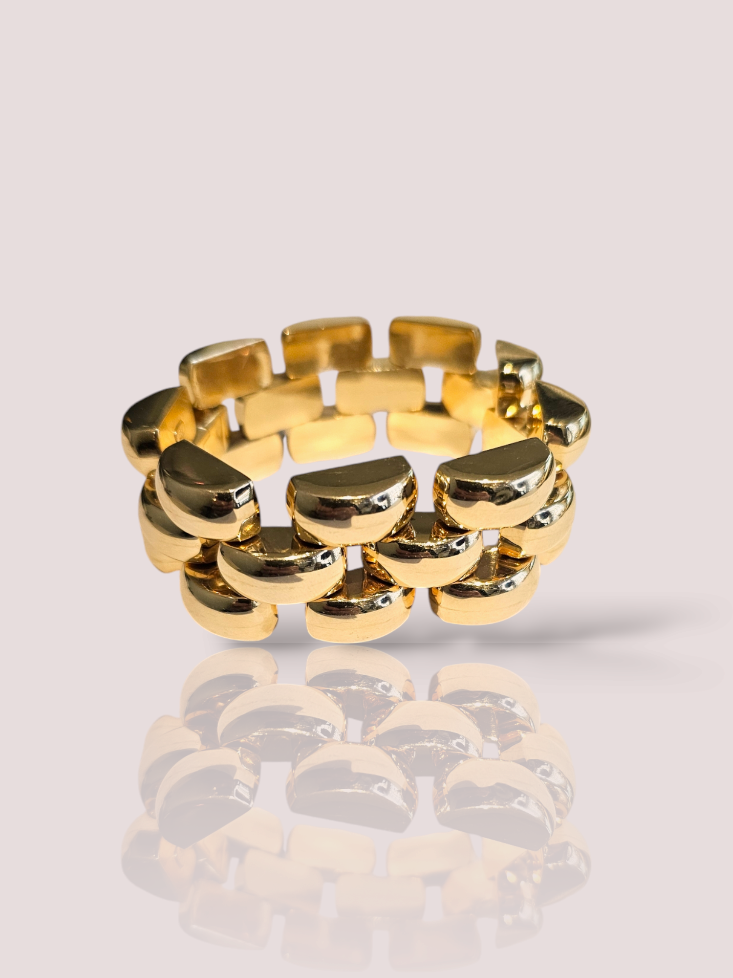 Deze vintage 14k geel gouden schakel armband onderscheidt zich door zijn klassieke uitstraling en hoogwaardige kwaliteit. Met een stevige sluiting en elegante schakels is deze armband perfect voor dagelijks gebruik of speciale gelegenheden. Draag het alleen voor een subtiele touch of stapel het met andere armbanden voor een trendy look. Een tijdloos sieraad dat elke outfit compleet maakt. De armband is 19 cm lang en 2,5 cm breed. De armband weegt ruim 64 gram. 
