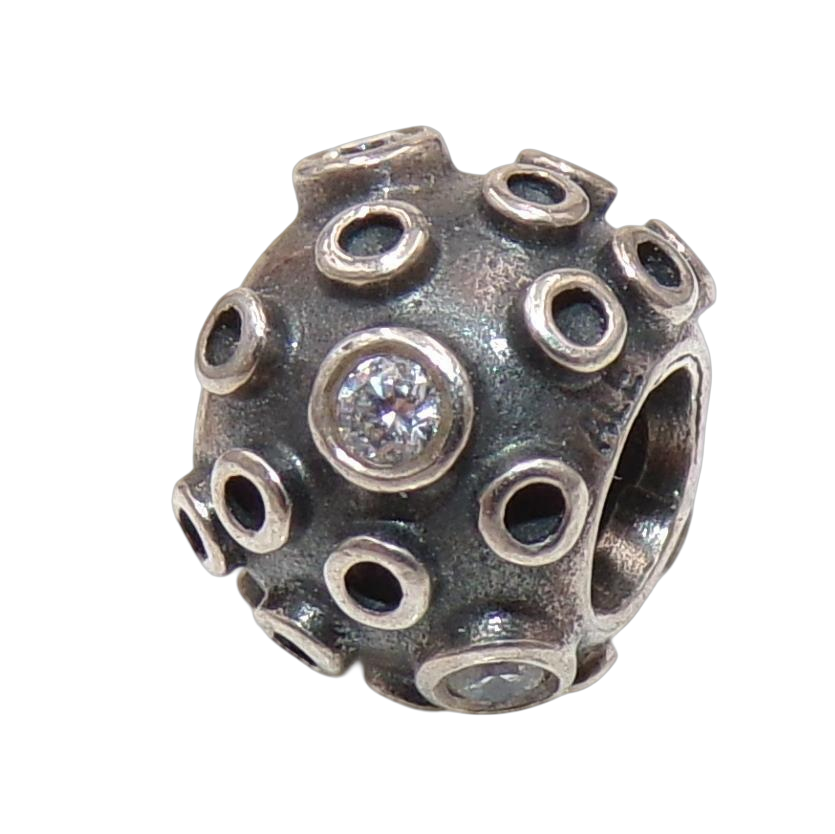 Deze prachtige Pandora bedel 790236CZ is gemaakt van sterling zilver en is versierd met sprankelende zirkonia stenen. De bedel kan worden gedragen aan een armband of ketting en voegt een vleugje glamour toe aan elke outfit. Combineer het met andere bedels van Pandora voor een unieke en persoonlijke look. Perfect voor elke gelegenheid!