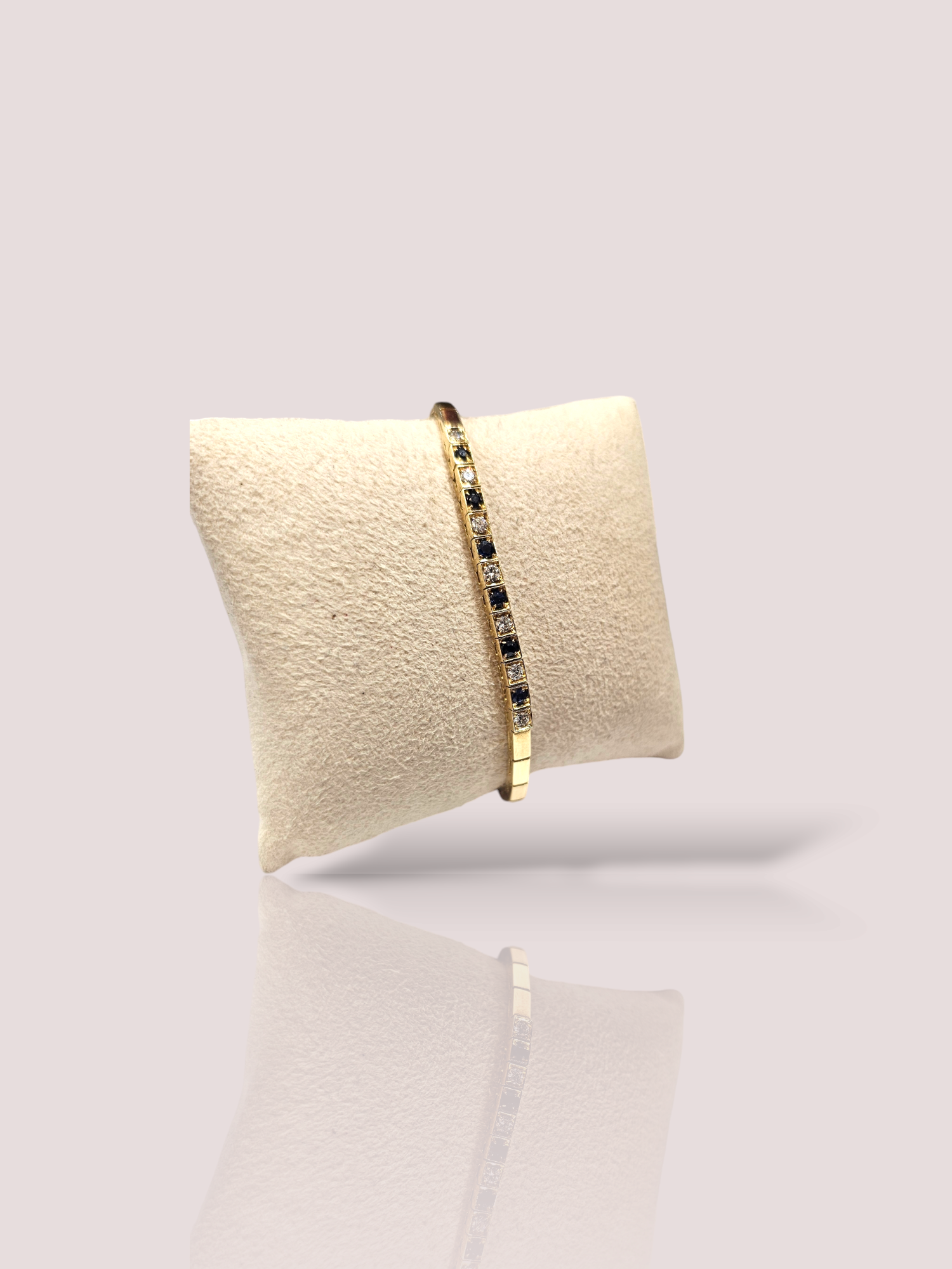 Deze vintage 18k geel gouden armband is versierd met schitterende diamanten en saffieren, waardoor het een tijdloos en elegant stuk is. De armband kan zowel op zichzelf gedragen worden als gecombineerd worden met andere juwelen voor een extra glans. Het is de perfecte accessoire voor elke gelegenheid en voegt een vleugje glamour toe aan elke outfit. Maak je look compleet met deze prachtige armband! De armband is 18,5 cm lang.