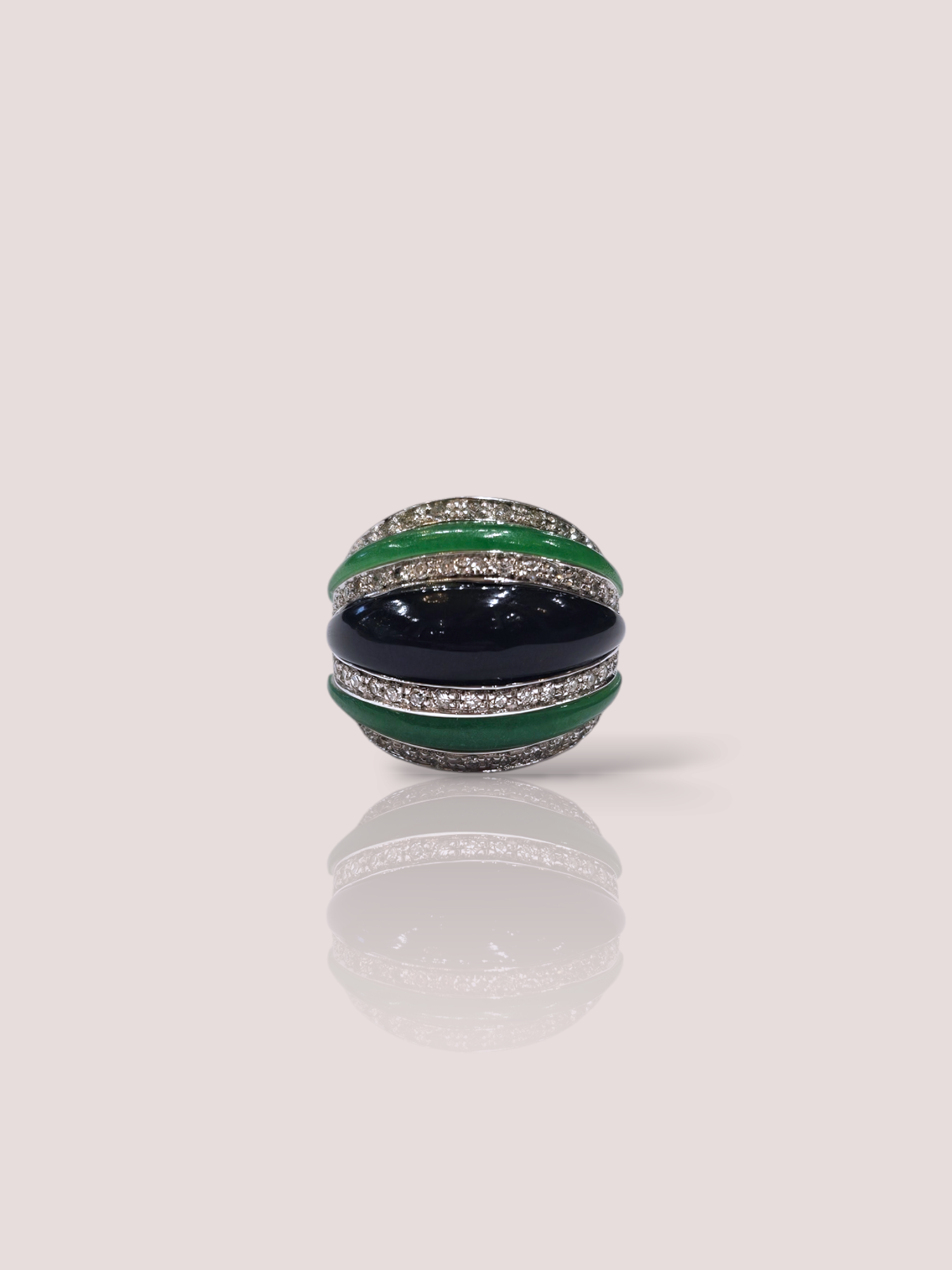 Deze prachtige 18k wit gouden statement ring is bezet met Onyx, Jade en Diamant en straalt luxe en elegantie uit. De combinatie van de verschillende edelstenen zorgt voor een opvallend en uniek ontwerp. Draag deze ring als dé eyecatcher bij je favoriete outfit voor een glamoureuze uitstraling. Een absolute must-have voor elke moderne vrouw! De ring heeft een verkleiningsbandje aan de binnenzijde en past dus verschillende maten rond 17,5. De ring is 2,3 mm hoog.