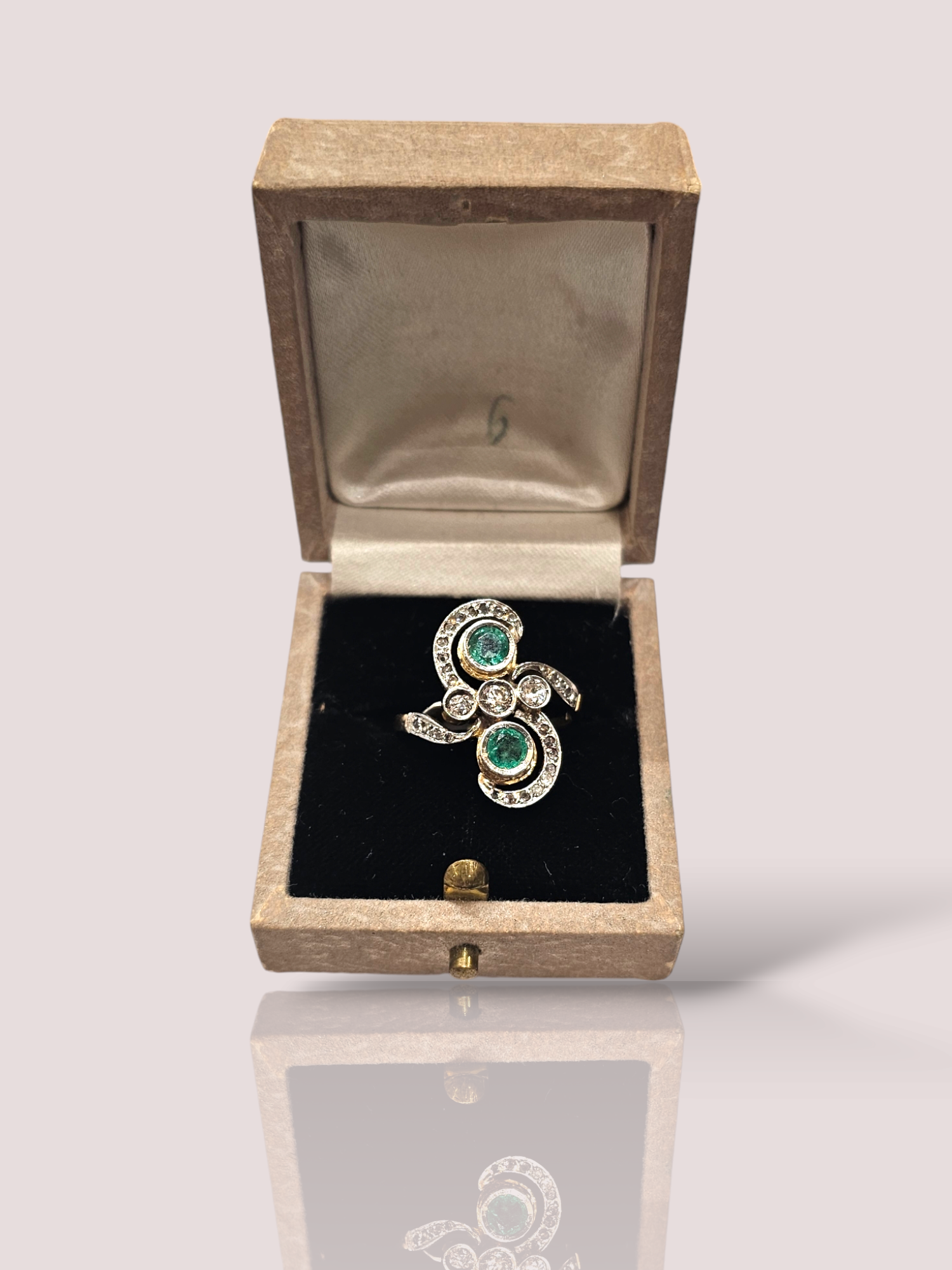 Deze prachtige vintage geel gouden ring is bezet met twee smaragden en prachtige diamanten, waardoor het een tijdloos juweel is. De ring kan zowel casual als chique gedragen worden en voegt een vleugje glamour toe aan elke outfit. Draag het als een statement piece om je look compleet te maken. Met deze ring zul je zeker de aandacht trekken! 
De diameter van de smaragd is 4 mm. De ring kan op maat gemaakt worden. 
