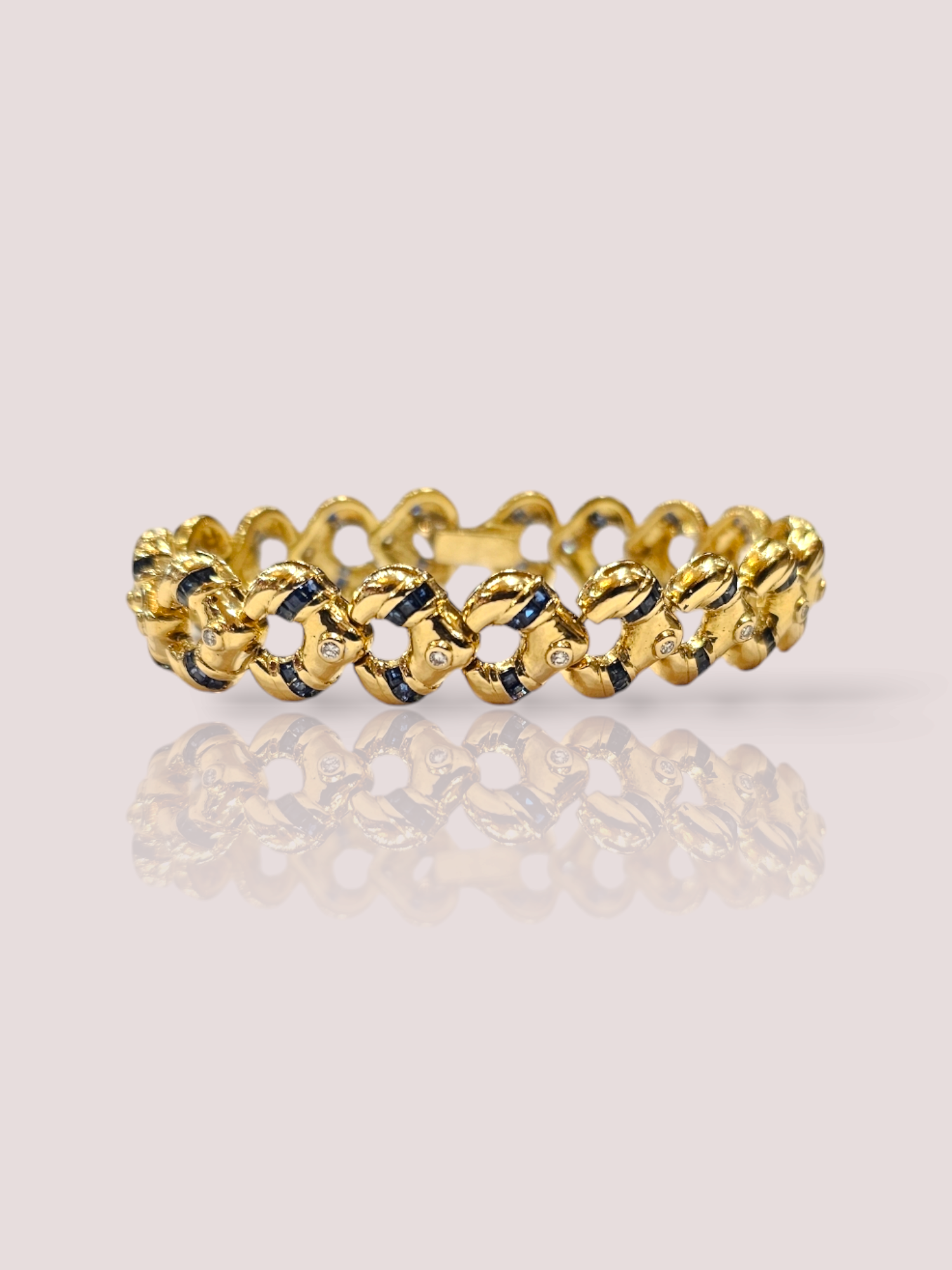 De vintage gouden armband is voorzien van prachtige saffieren en 20 diamanten, wat een luxe uitstraling geeft. De armband kan zowel solo als gelaagd gedragen worden voor een elegante look. Met een klassieke stijl is dit sieraad perfect voor speciale gelegenheden of als een tijdloze toevoeging aan je dagelijkse outfit. Voeg deze armband toe aan je collectie voor een vleugje glamour en stijl.