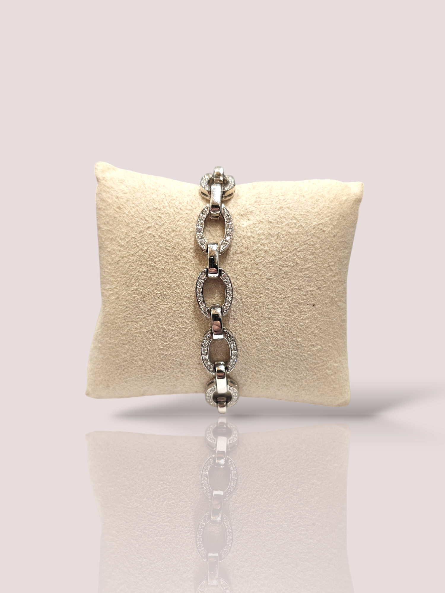 Deze prachtige Vintage 18k wit gouden armband is bezet met schitterende diamanten van in totaal 1,32ct, waardoor het een tijdloos juweel is dat perfect is voor elke gelegenheid. De armband heeft een elegante en klassieke uitstraling en kan zowel alleen gedragen worden als gecombineerd worden met andere armbanden voor een trendy en stijlvolle look. Draag het met trots en straal met deze schitterende armband! De armband is 18 cm lang, heeft 11 schakels en 132 diamanten.