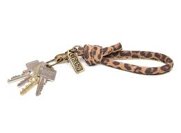 Pimp je saaie sleutelbos met onze opvallende leren sleutelhanger! De leren sleutelhanger heeft een mooie knoop en is gemaakt van superzacht sheep leather.

De key chain wordt geleverd met keyring, musketon en Chabo logo in Antic Brass, wat zorgt voor een unieke, fashionable look. Handig voor je sleutels én opvallend in je tas.

Erg handig als je vaak je sleutels kwijt bent.
