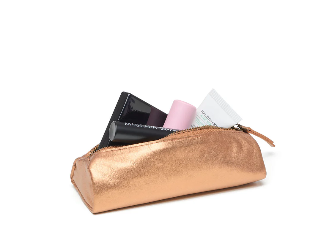 Leren etui nodig voor je make-up of pennen? De Easy Etui van Chabo Bags stop je gemakkelijk in je tas, is groot genoeg om alles mee te nemen maar klein genoeg om in vrijwel iedere tas te passen.

De leren etui heeft een mooie binnenvoering, met het Chabo logo aan de voorkant. De rits is gemaakt van antique brass, een prachtig materiaal wat niet verkleurd.

Handig voor school, werk of onderweg!

Onze Easy etui is onderdeel van de “firm ox bags” serie. Deze serie kenmerkt zich door volnerf: dit is een stevig en tegelijkertijd soepel leer. Onze etuis worden met zorg op een plantaardige manier gelooid en gekleurd, zonder het gebruik van schadelijke stoffen.