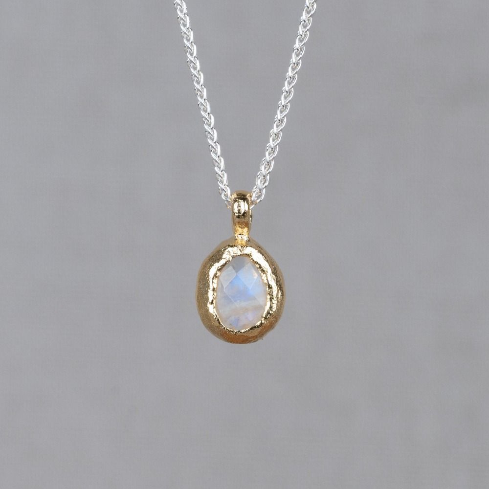 Collier gemaakt van 925 sterling zilver. Aan het collier hangt een gefaceteerde Regenboog Maansteen omsloten met zilver verguld. 