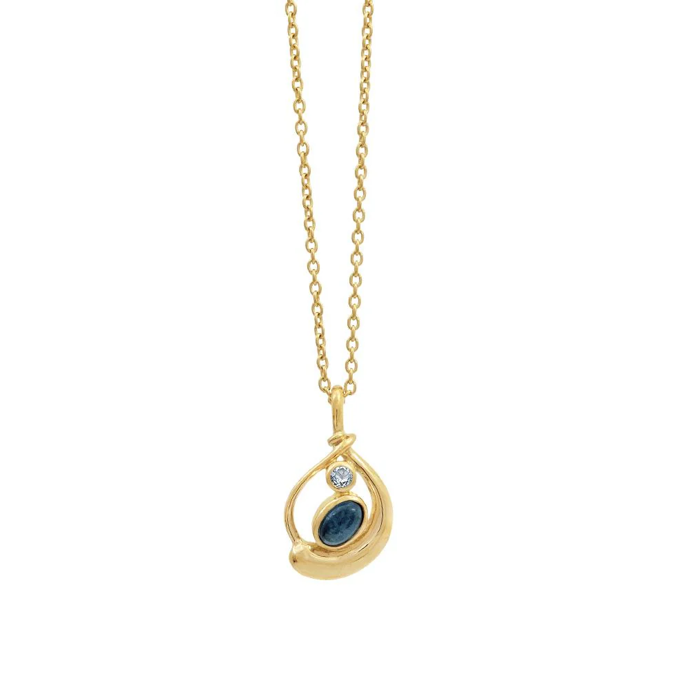 Dit prachtige Rabinovich zilveren collier Silver Lining is geel verguld en heeft een uniek design. Het collier heeft een elegante uitstraling en is perfect voor elke gelegenheid. Draag het collier met een mooie jurk voor een avondje uit of combineer het met een casual outfit voor een dagelijkse look. De subtiele glans van het vergulde zilver voegt een vleugje glamour toe aan elke outfit.
