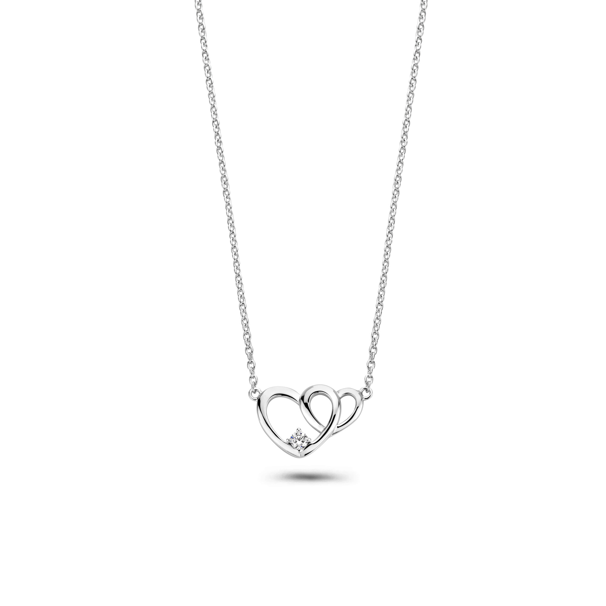 Dit prachtige zilveren collier van Rosa di Luca is voorzien van een hartvormige hanger met zirkonia steentjes. Het collier kan op verschillende manieren worden gedragen, bijvoorbeeld als een elegante toevoeging aan een chique avondjurk of als een subtiele statement piece bij een casual outfit. De mogelijkheden zijn eindeloos met dit tijdloze en stijlvolle sieraad. Maak je look compleet met dit prachtige collier en straal als nooit tevoren!