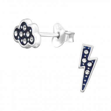 Deze zilveren oorstekers hebben een uniek design van een wolk en bliksem, wat zorgt voor een opvallende uitstraling. De oorstekers zijn gemaakt van hoogwaardig zilver en zijn perfect voor dagelijks gebruik of voor een speciale gelegenheid. Draag ze alleen of combineer ze met andere zilveren sieraden voor een trendy look. Laat je creativiteit de vrije loop met deze prachtige oorstekers!