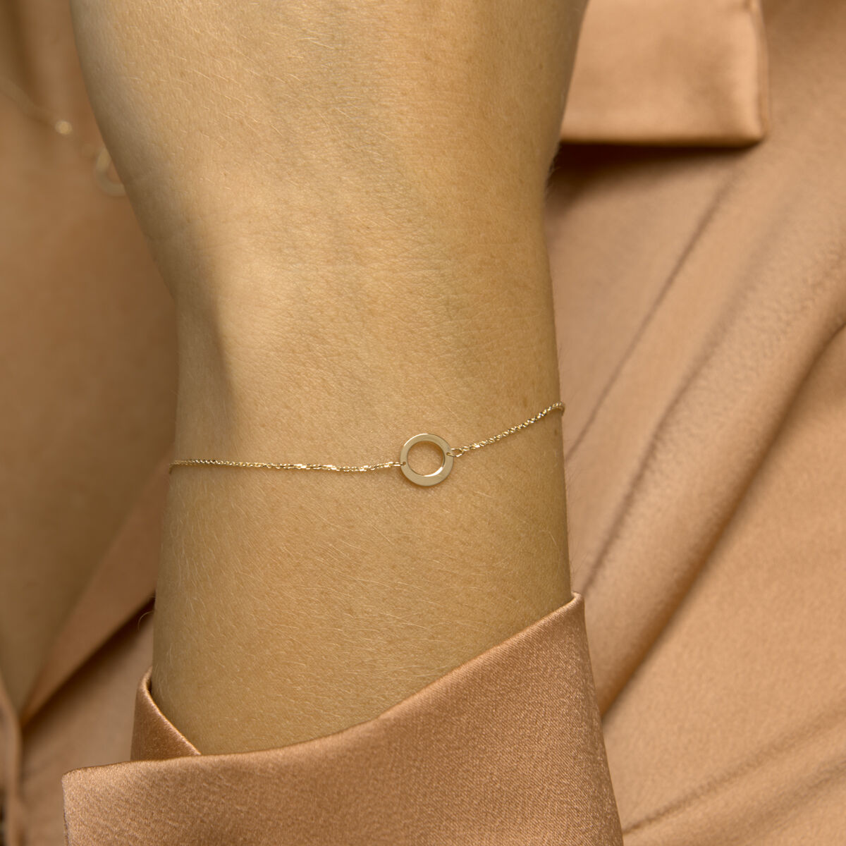 14k Geelgouden armband uitgevoerd met een rondje. De armband heeft draaglengtes van 16.5, 17.5 en 18.5cm. Het rondje heeft een diameter van 8mm. De schakelbreedte is 0.8mm.