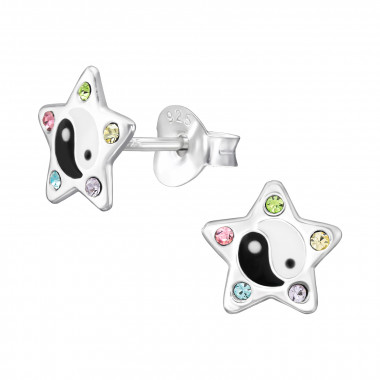 Deze prachtige zilveren oorstekers hebben een Yin Yang symbool, wat staat voor balans en harmonie. De oorbellen zijn gemaakt van hoogwaardig 925 sterling zilver en zijn geschikt voor dagelijks gebruik of voor speciale gelegenheden. De beste manier om ze te dragen is door ze te combineren met andere zilveren sieraden voor een complete look. Maak je outfit compleet met deze stijlvolle oorstekers!