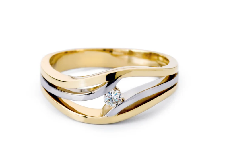 14 Karaat geel- met witgouden dames fantasie slagring met daarin een briljant van 0.10 crt G/VS1.