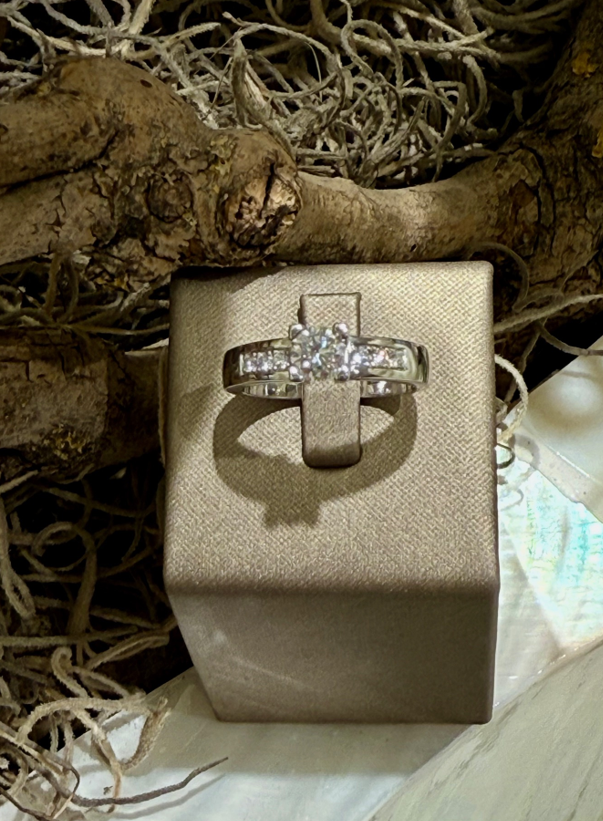 14 Karaat massief witgouden dames solitair ring met zijstenen. Midden steen briljant 0.60 crt G/VSI zijstenen 0.15 crt G/VSI totaal 0.75 crt.