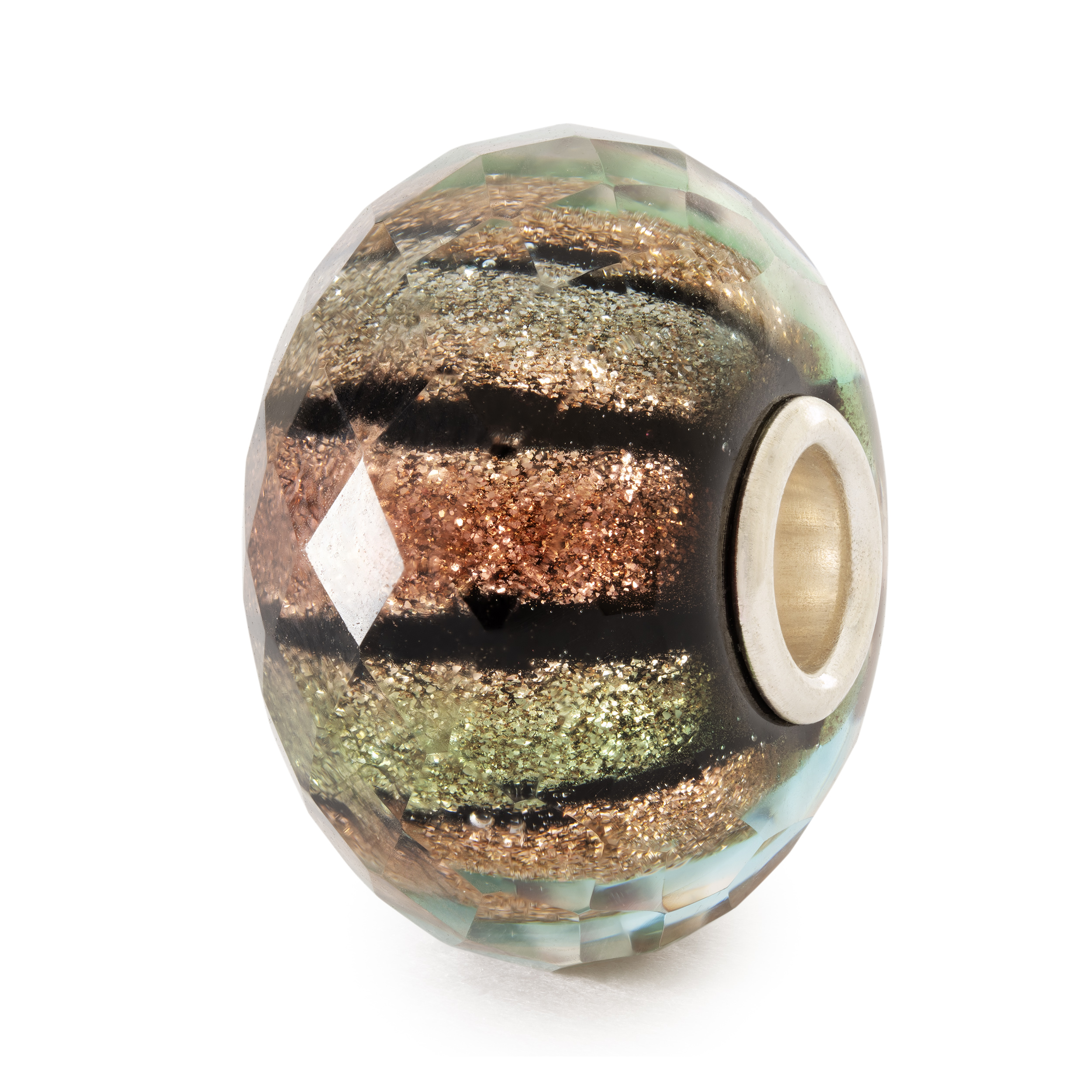 Deze Trollbeads bedel Winterplezier TGLBE-30155 heeft een prachtig ontwerp met gedetailleerde een vleugje magie. Deze bedel past perfect bij winteroutfits en feestelijke gelegenheden. Draag het aan een armband of ketting voor een vleugje winterse charme. Deze bedel is een must-have voor liefhebbers van Trollbeads en winterse sieraden. Voeg hem vandaag nog toe aan je collectie!