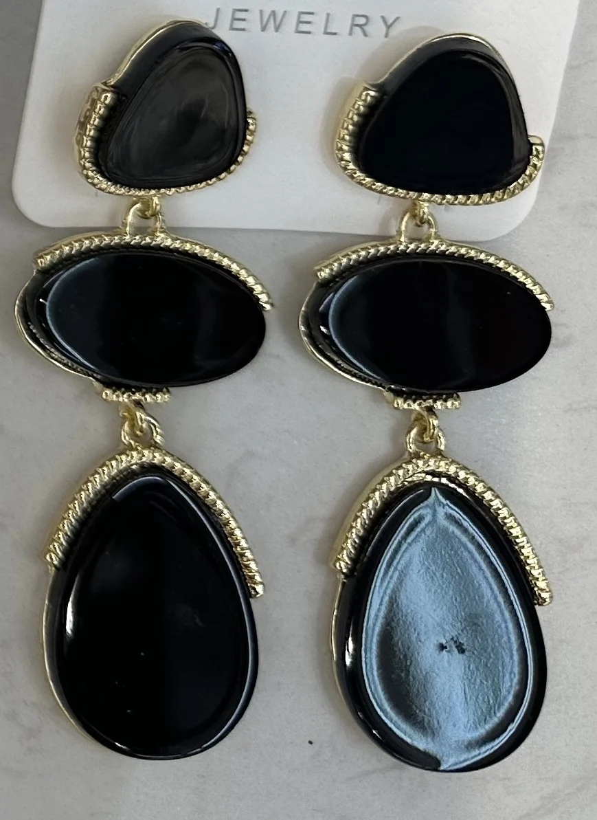 Deze prachtige Day & Eve oorstekers Pop of colour Dangle zijn gemaakt van 14K verguld materiaal met een opvallende zwarte kleur. De oorbellen zijn verfijnd van ontwerp en kunnen zowel overdag als 's avonds gedragen worden voor een stijlvolle uitstraling. Draag ze bij een casual outfit voor een speelse touch of combineer ze met een elegante avondjurk voor een chique look. Deze oorstekers zijn veelzijdig en een echte eyecatcher voor elke gelegenheid.