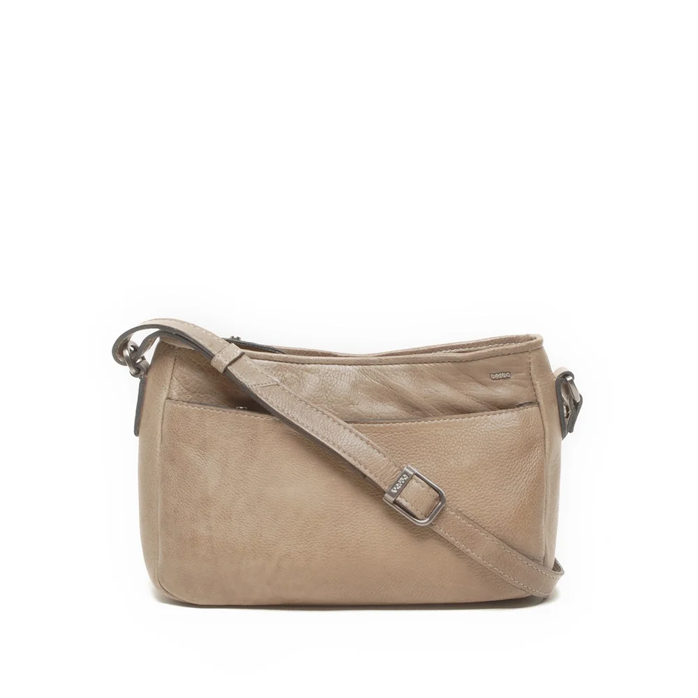 Berba Luca Crossbody – Dust
Luxe in een compact formaat

De Berba Luca Crossbody in de warme kleur dust is de perfecte mix van stijl en functionaliteit. Gemaakt van hoogwaardig leer en voorzien van slimme opbergmogelijkheden, is dit de ideale tas voor dagelijks gebruik met een modieuze touch.

✅ Verstelbare schouderband – draag 'm comfortabel crossbody
✅ Voorvak met ritssluiting voor snelle toegang
✅ Hoofdvak met extra binnenzakken voor een georganiseerde indeling
✅ Compact formaat, maar ruim genoeg voor al je essentials
✅ Gemaakt van premium leer met een trendy look

Afmetingen: 15 cm hoog × 28 cm breed
Kleur: Brandy

 Stijltip: Draag hem schuin over je lichaam voor optimaal comfort én een moderne uitstraling.