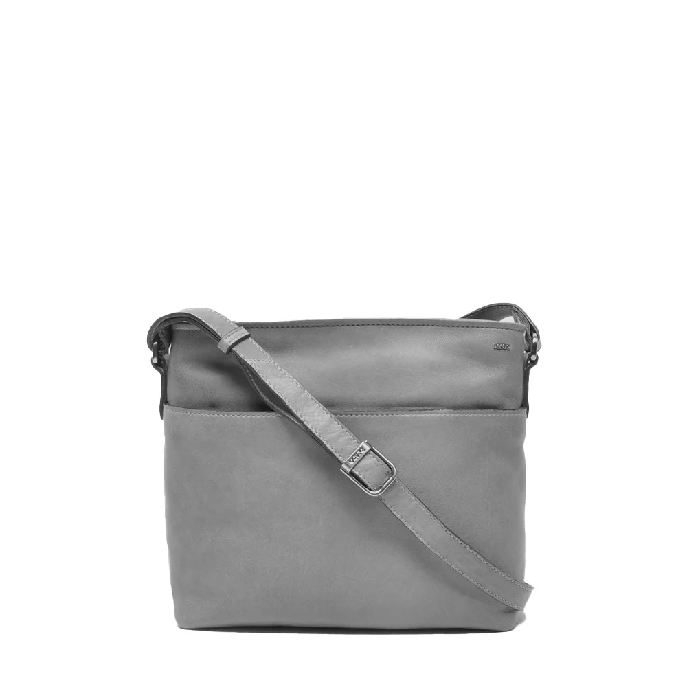 De Berba Luca Crossbody Tas in Dust is gemaakt van hoogwaardig leer en heeft een verstelbare schouderband voor optimaal draagcomfort. De tas beschikt over een handig voorvak en een ruim hoofdvak met ritssluiting. Draag de tas crossbody voor een trendy uitstraling, of als schoudertas voor meer elegantie. Perfect voor dagelijks gebruik en past bij elke outfit. Maak nu je look compleet met deze prachtige Berba tas!
Hoogte	21 cm. hoog
Breedte	24 cm. breed 